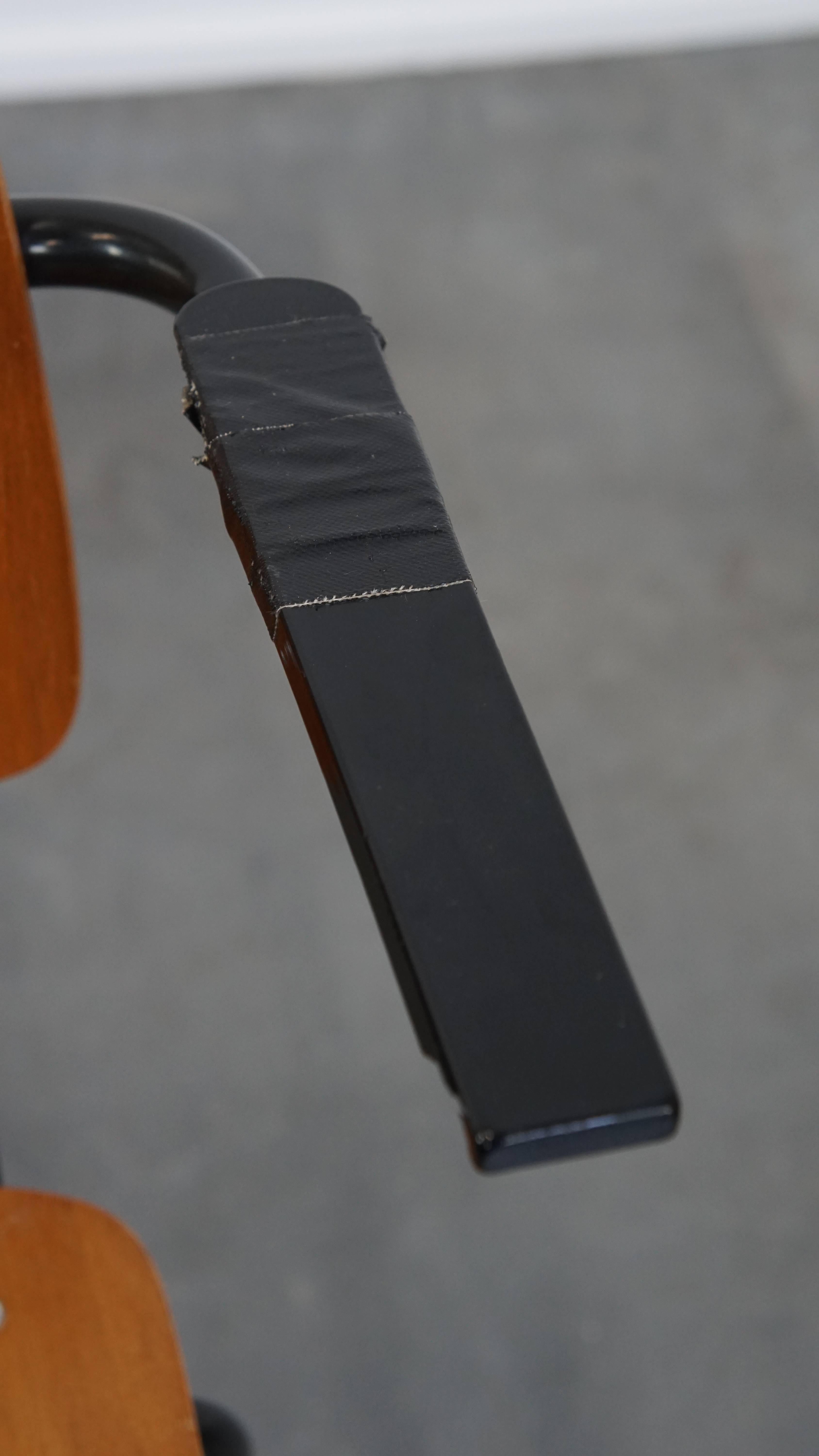 Satz von 6 Stühlen mit Armlehnen aus den 1960er Jahren im Angebot 3