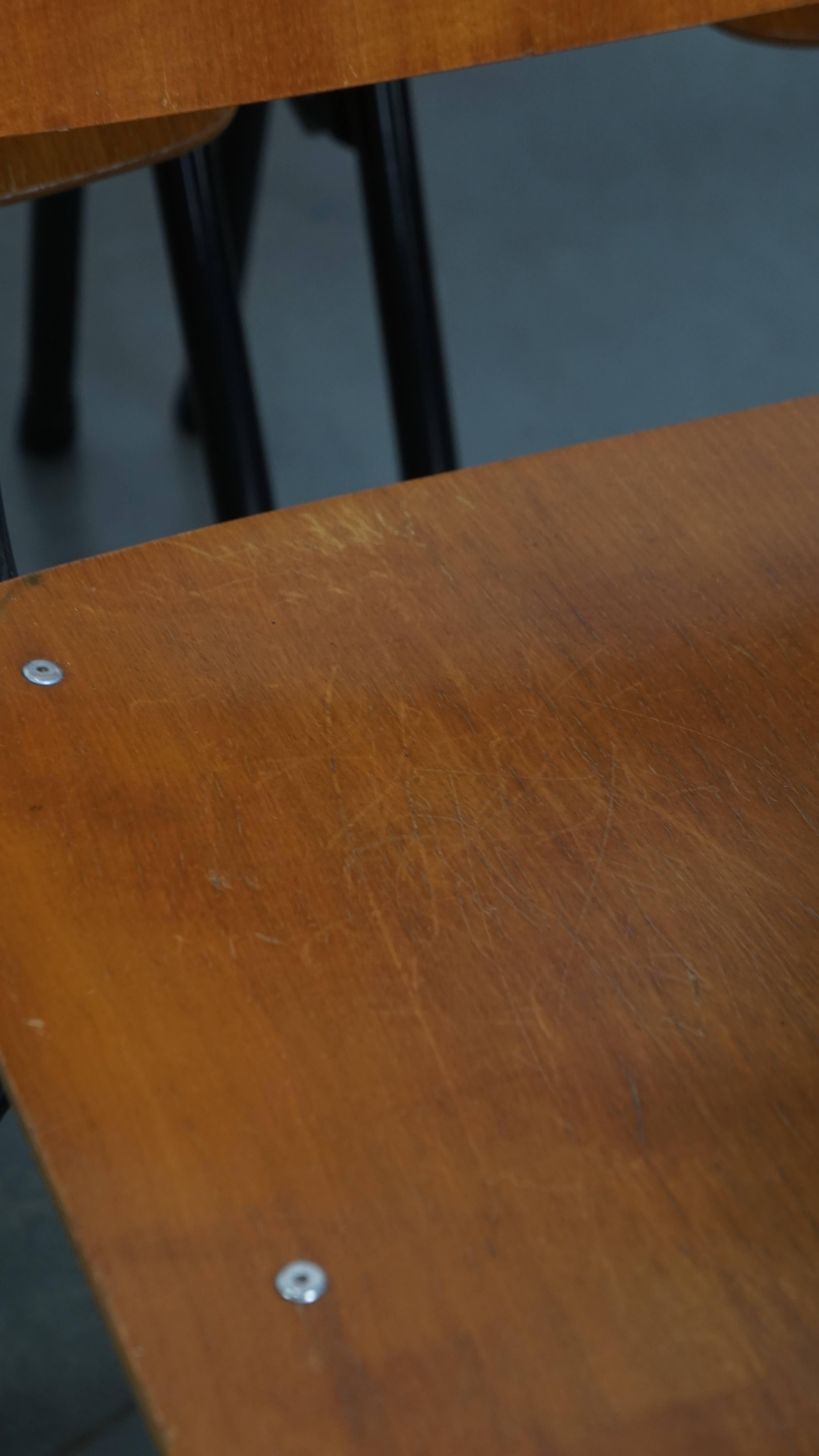 Satz von 6 Stühlen mit Armlehnen aus den 1960er Jahren im Angebot 8