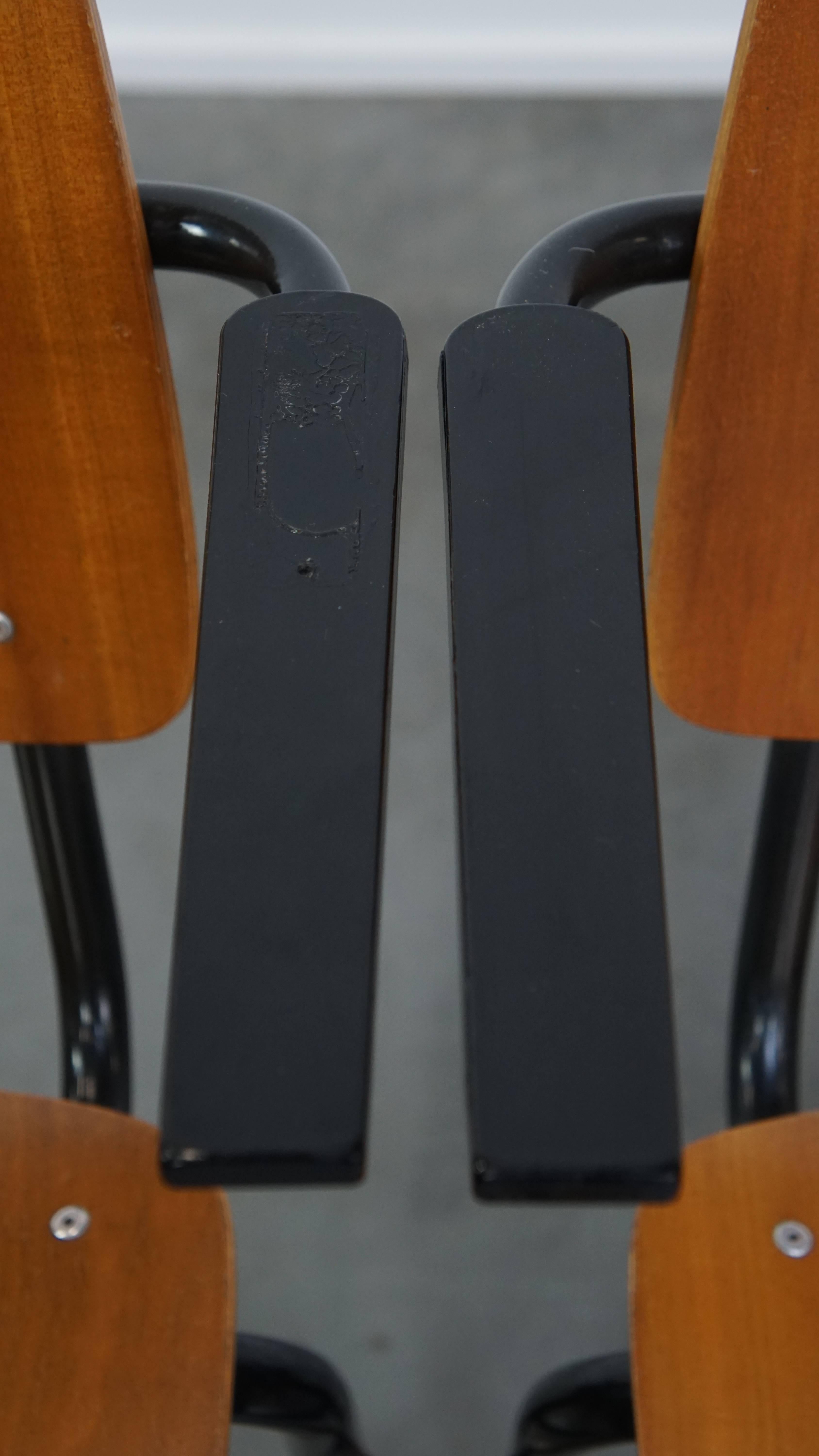 Satz von 6 Stühlen mit Armlehnen aus den 1960er Jahren im Angebot 2