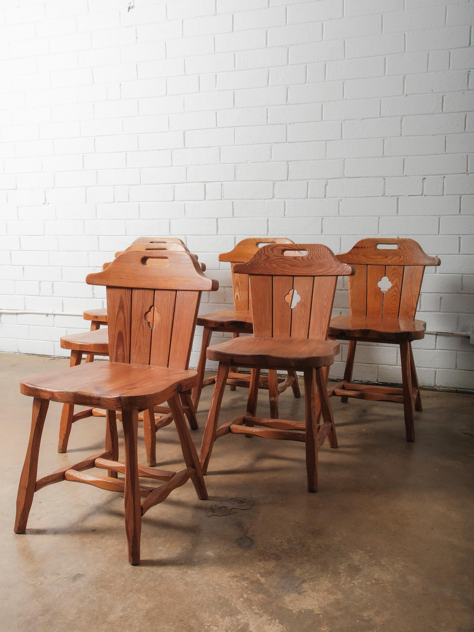 Description :
Un charmant ensemble de six chaises vintage en pin des Alpes, fabriquées à la main et dotées de dossiers sculptés et découpés, inspirés du design des chalets suisses. Chaque chaise présente un cadre en pin massif à la patine