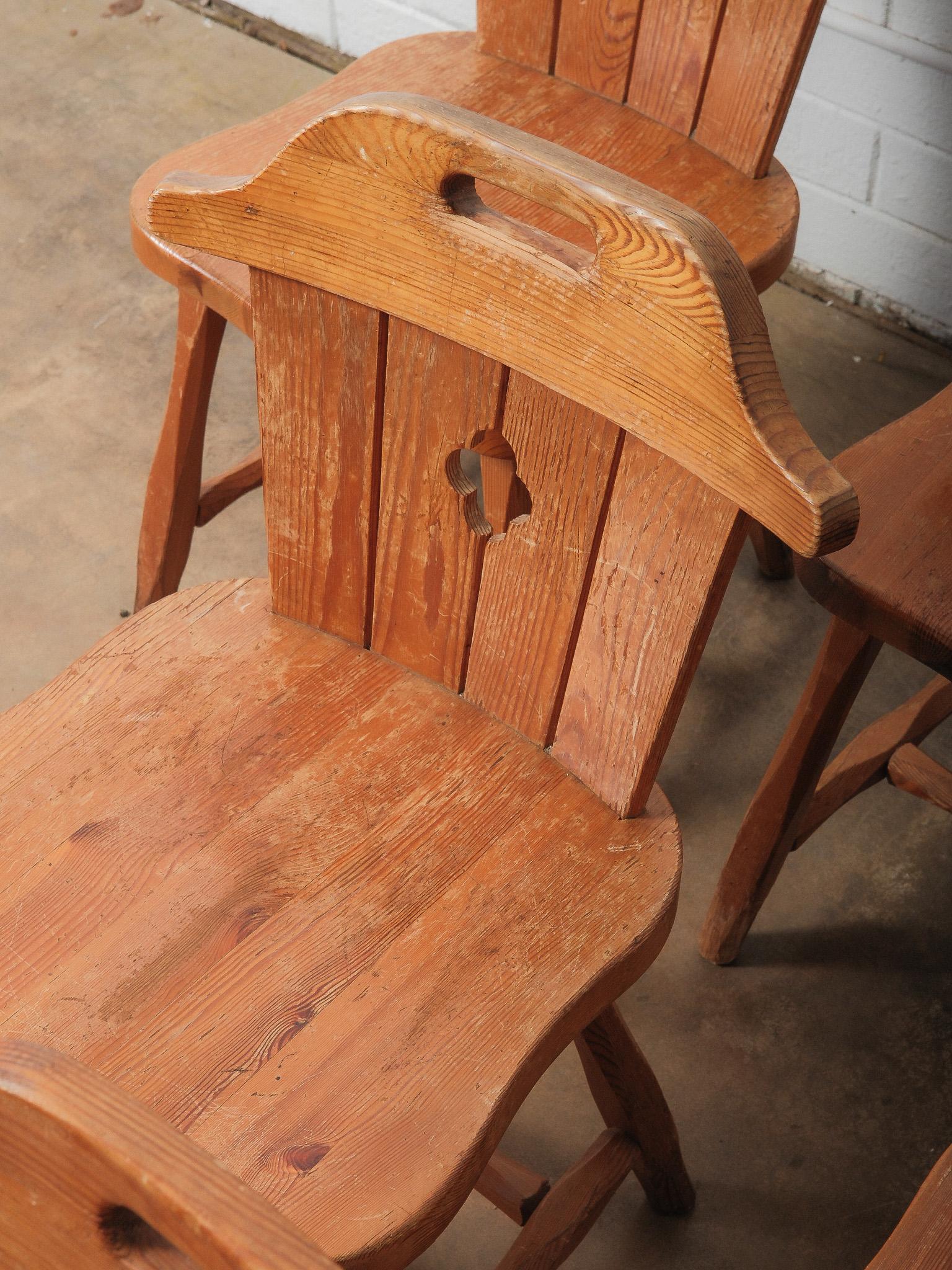 Ensemble de 6 chaises vintage en pin alpin avec dossiers découpés et patine rustique Bon état - En vente à High Point, NC