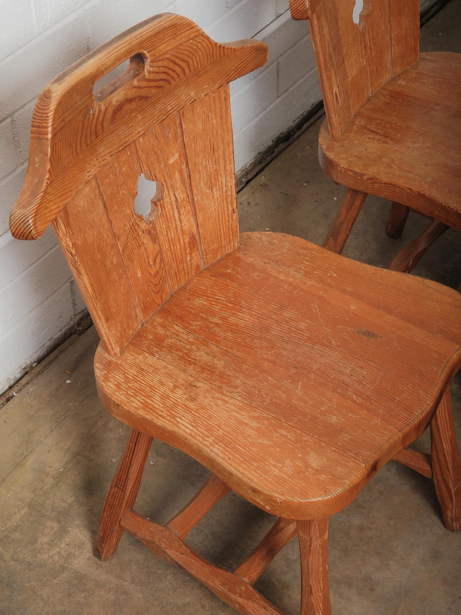 20ième siècle Ensemble de 6 chaises vintage en pin alpin avec dossiers découpés et patine rustique en vente