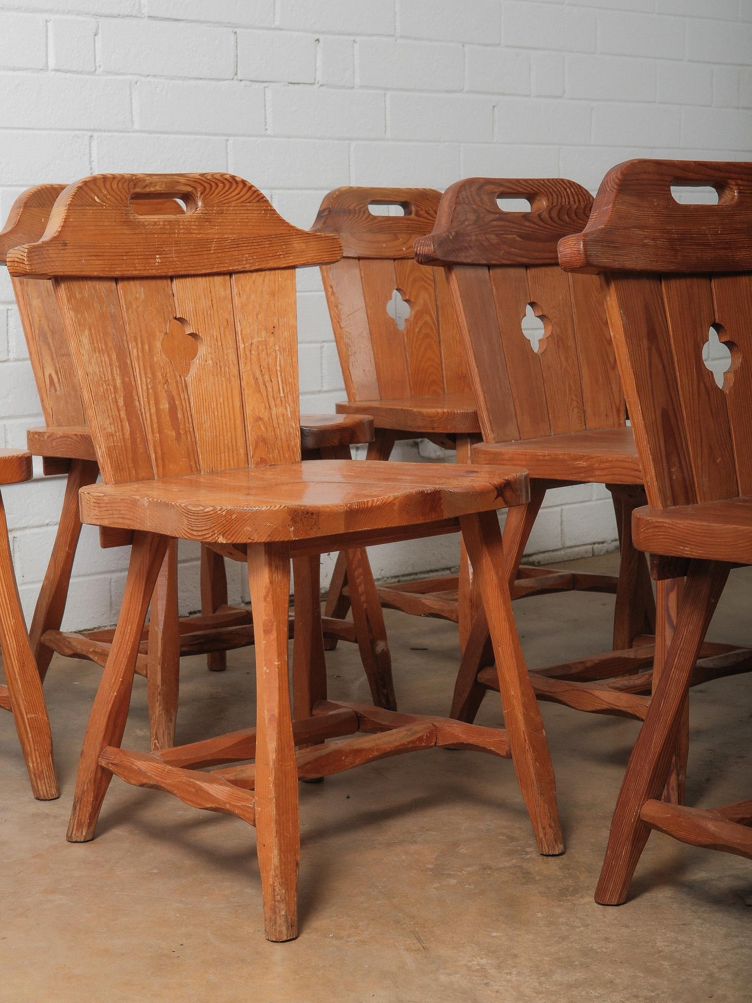 Bois Ensemble de 6 chaises vintage en pin alpin avec dossiers découpés et patine rustique en vente