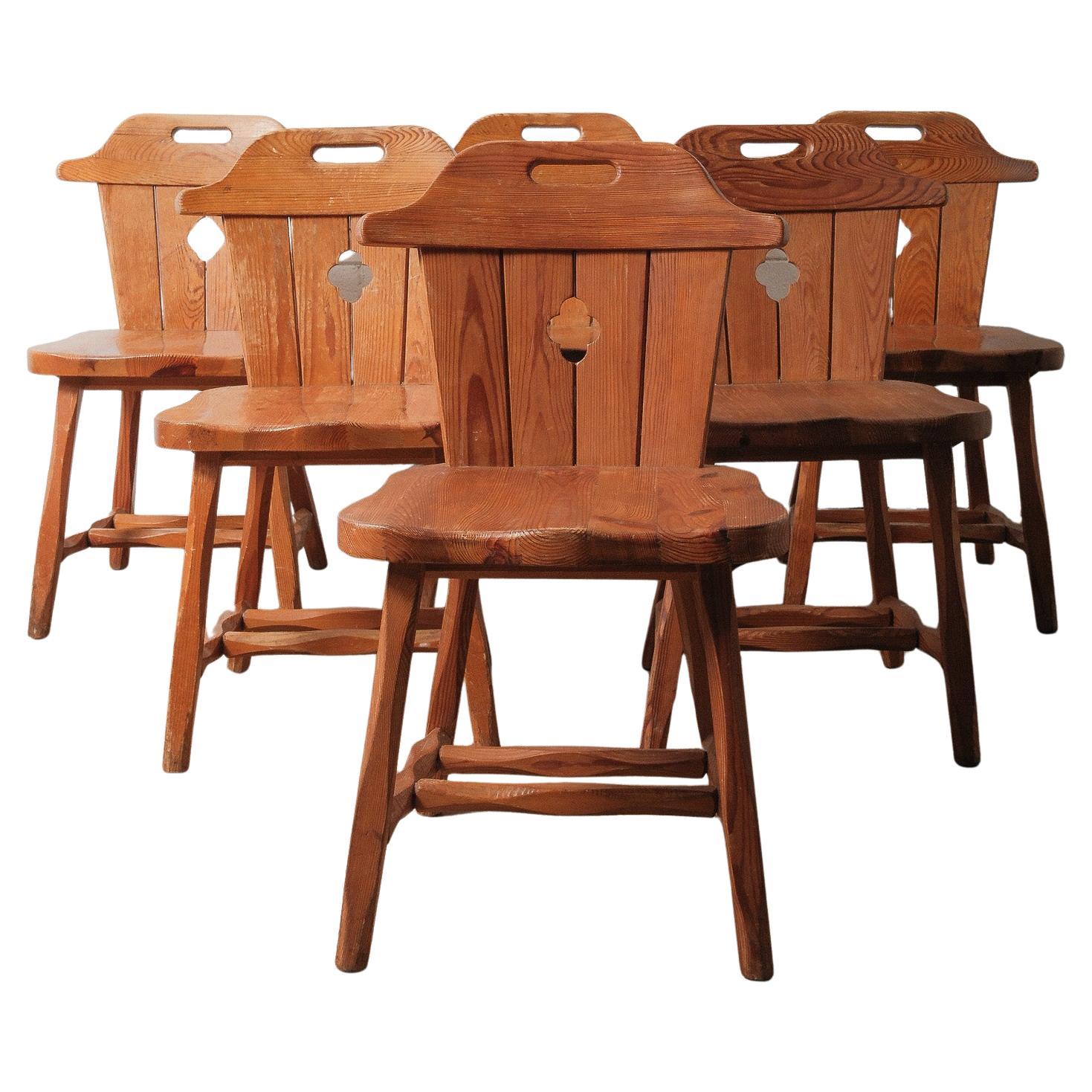 Ensemble de 6 chaises vintage en pin alpin avec dossiers découpés et patine rustique en vente
