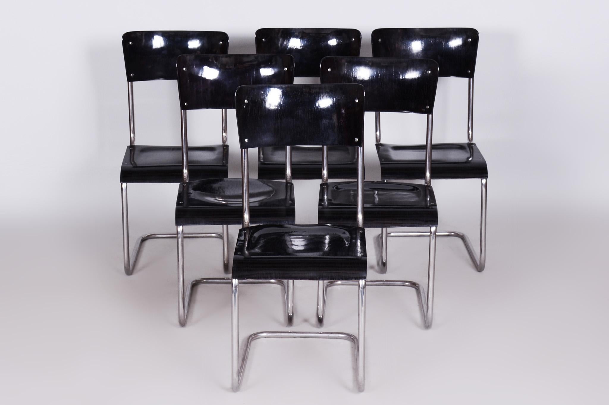 Set of 6 Vintage Bauhaus chairs. High gloss.

This original Bauhaus chairs manufactured by Vichr a spol is a perfect representation of the simplistic elegance of the Bauhaus Era.

Period: 1930 - 1939
Material: Lacquered wood, Chrome-plated