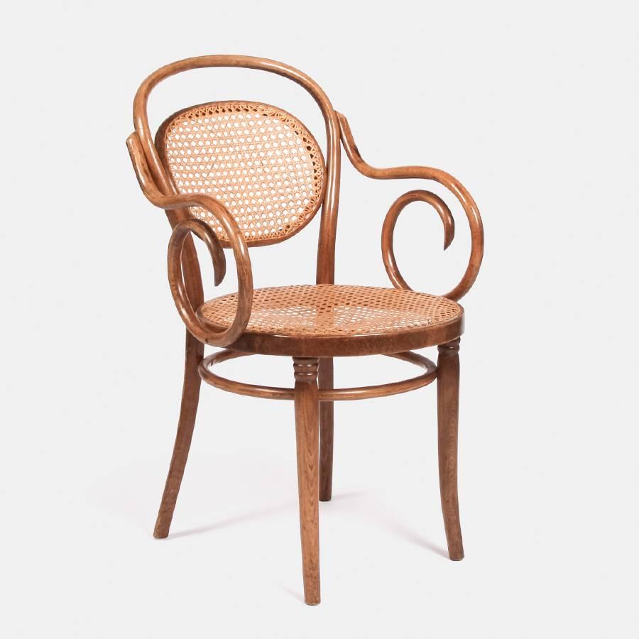 A beautiful set of vintage bentwood chairs with cane seats and backs.

The set consists of two carvers and four dining chairs.

These would suit a contemporary or vintage table.

Measure: Carver height 90cm
Carver width 54cm
Carver depth