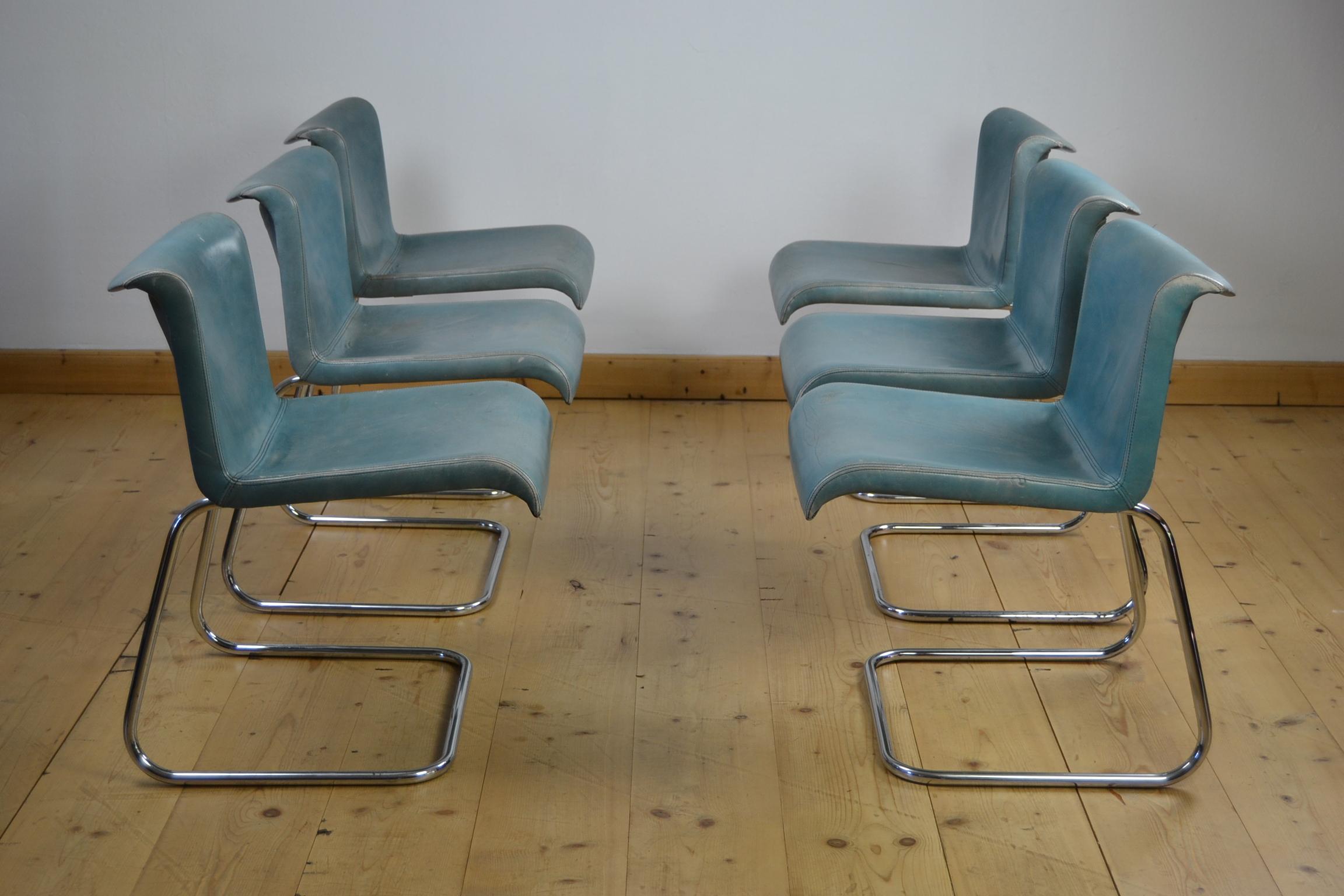 Vintage Mid-Century Modern Set of 6 Leather Dining Chairs.
These 1970s Leather Chairs are covered with Blue Leather and have Chromed Bases.
Due the shape of the frame, the chairs wiggle a little what makes them sit comfortable.
The leather has a