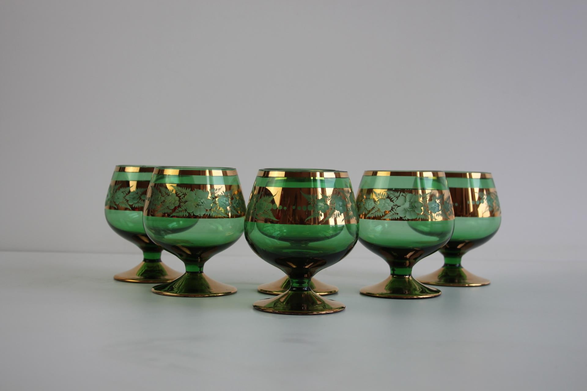  Hand-Painted Floral Motif

Beautiful and rare set of 6 vintage Czech or Bohemian stemmed glasses in vibrant green glass with gold gilded accents and a delicate etched floral motif. These goblets are hand-painted and richly decorated, ideal for