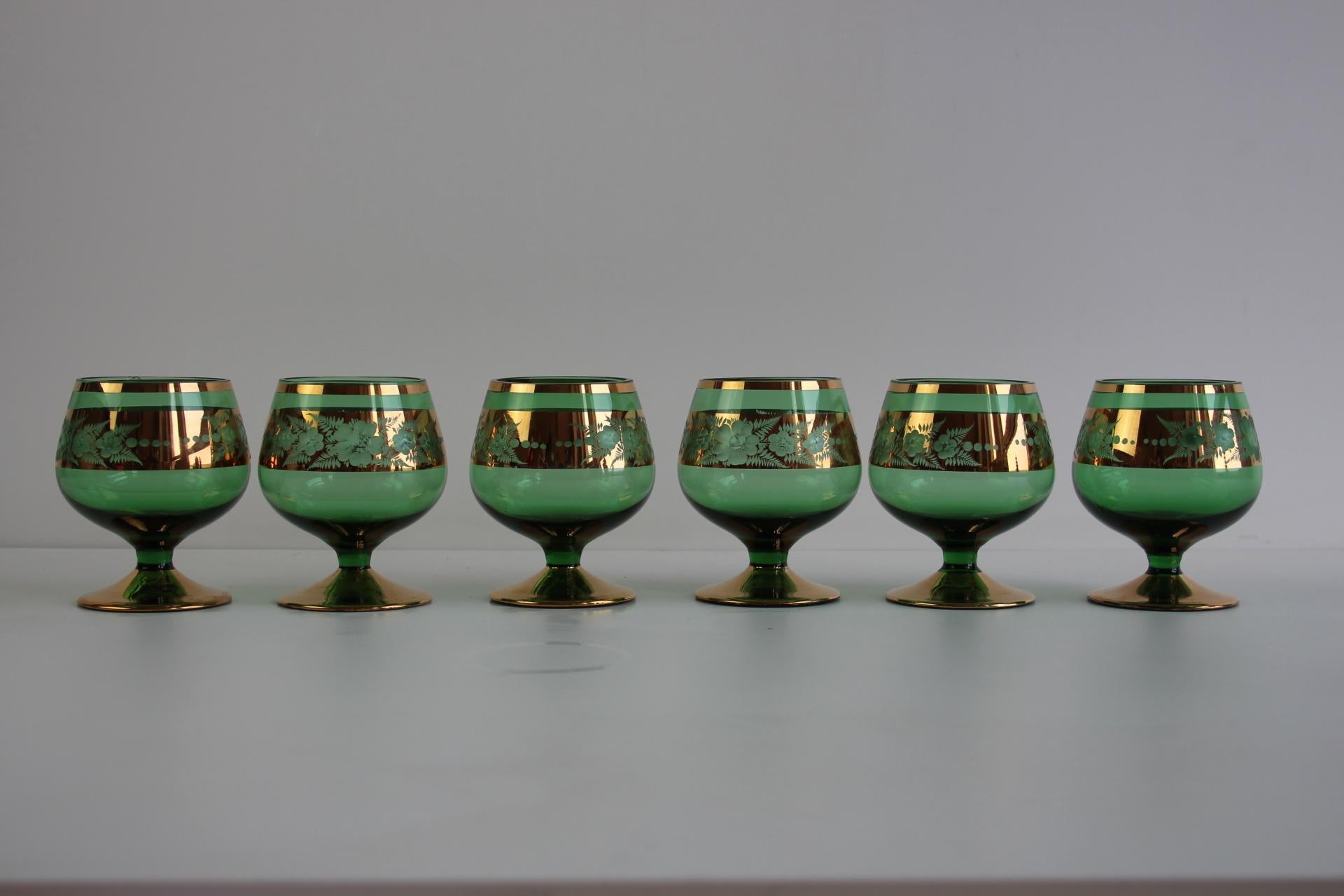 Mid-Century Modern Set of 6 Vintage Bohemian Green and Gold Gilded Glasses For Sale