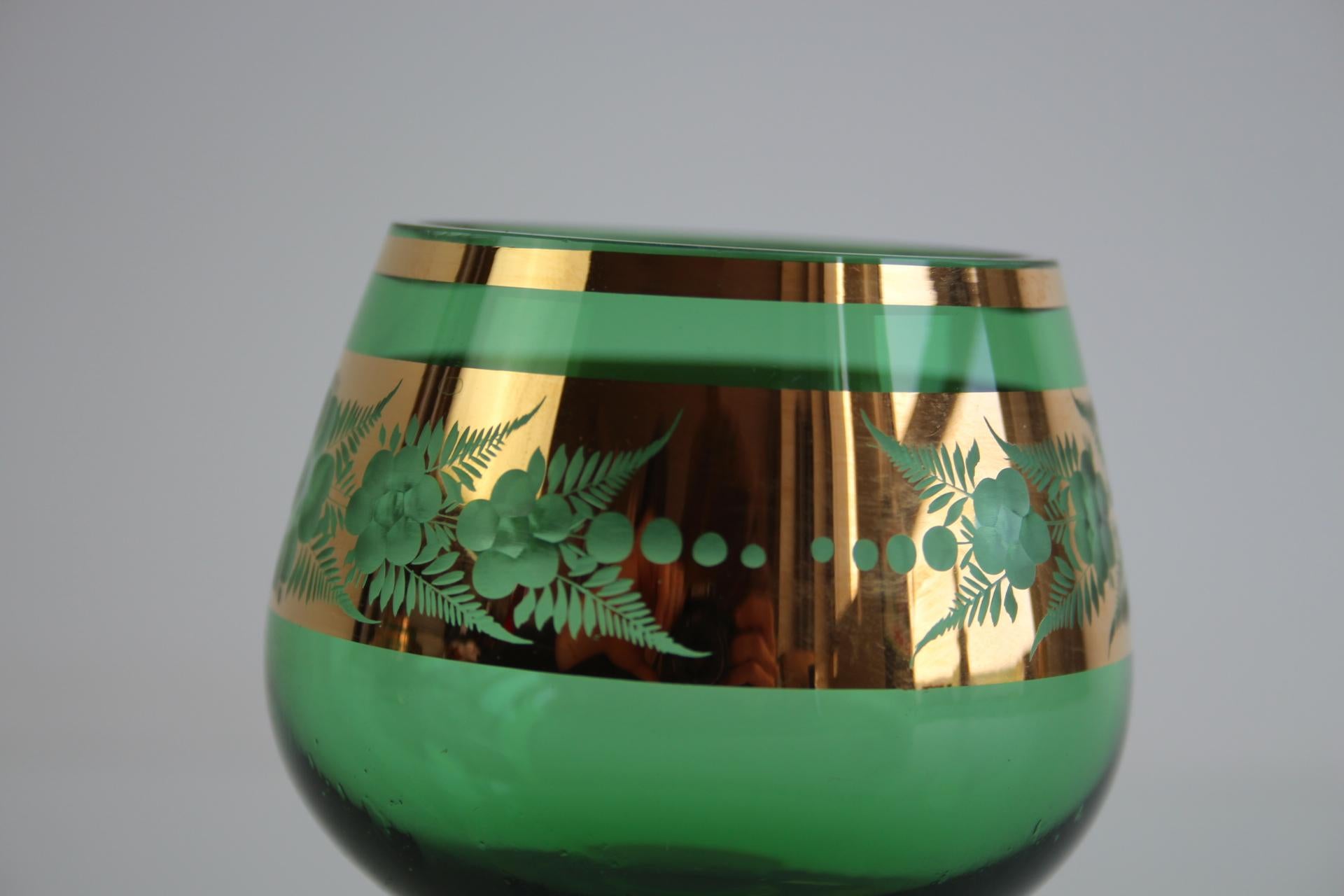 Set of 6 Vintage Bohemian Green and Gold Gilded Glasses For Sale 2