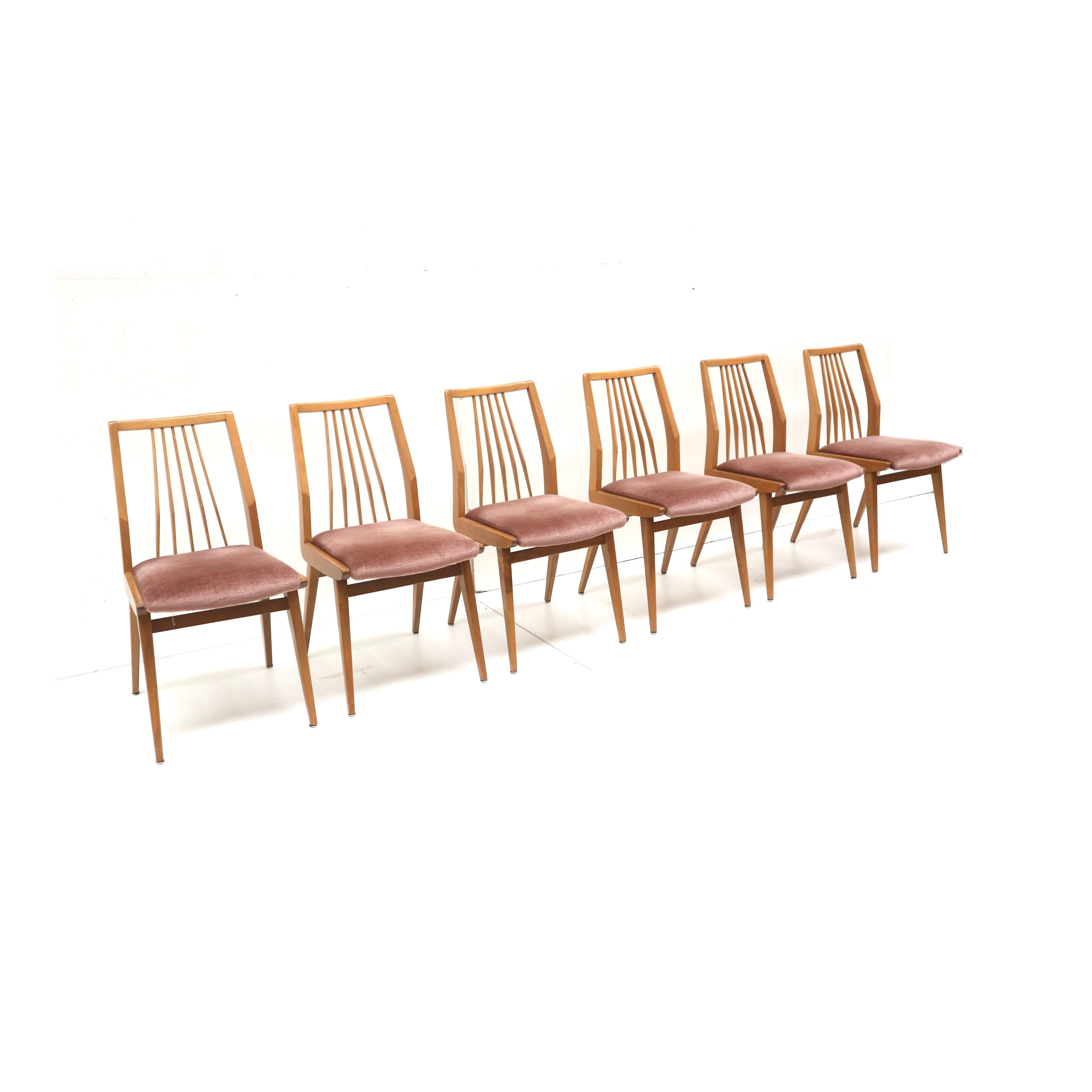 Set of 6 vintage chairs / bar chairs with pink velvet upholstery made in the 60s.

Dimensions:
Backrest height: 83.2 cm
Seat height: 47 cm
Width: 44 cm
Depth: 51 cm

The chairs have small traces of use appropriate to their age.