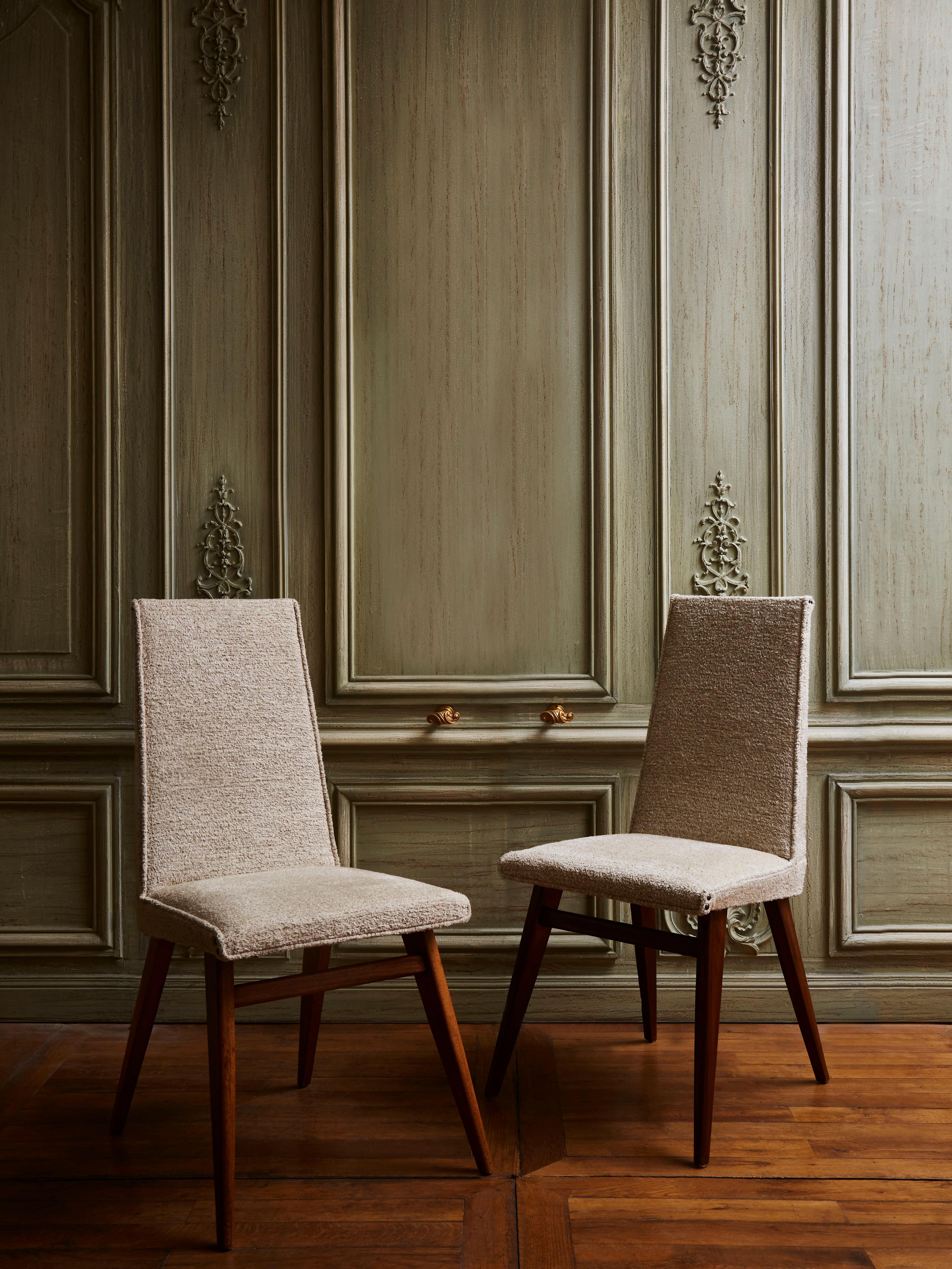 Set of 6 elegant chairs in wood, restored and reupholstered with a bouclette fabric.
Italy, 1970s.