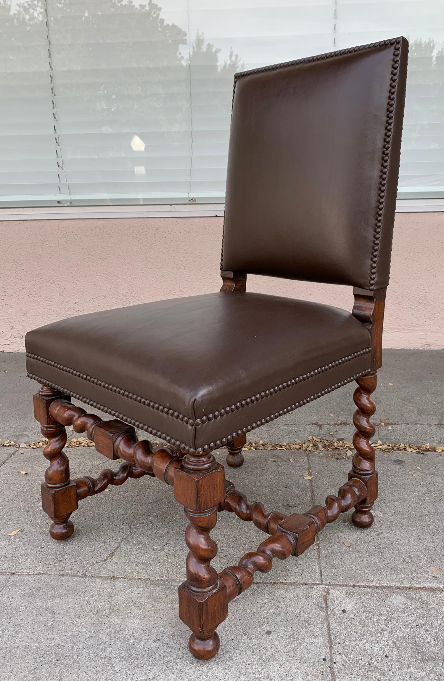 Satz von 6 Vintage-Stühlen mit gedrechselten Beinen und Lederpolsterung (Moderne der Mitte des Jahrhunderts)