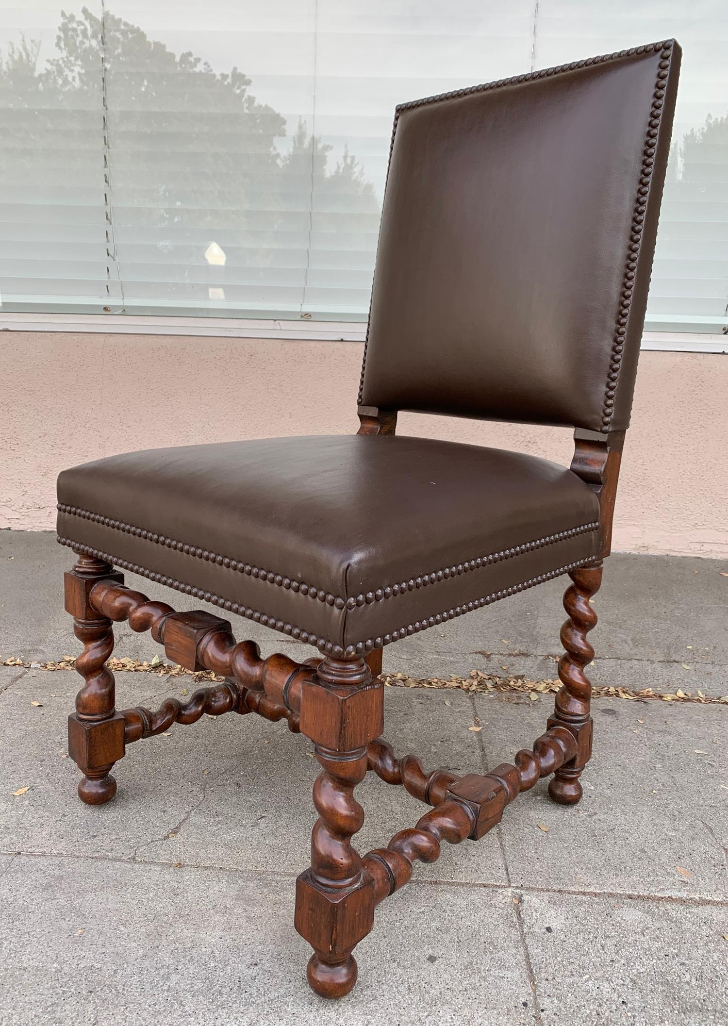Satz von 6 Vintage-Stühlen mit gedrechselten Beinen und Lederpolsterung im Zustand „Gut“ in Los Angeles, CA