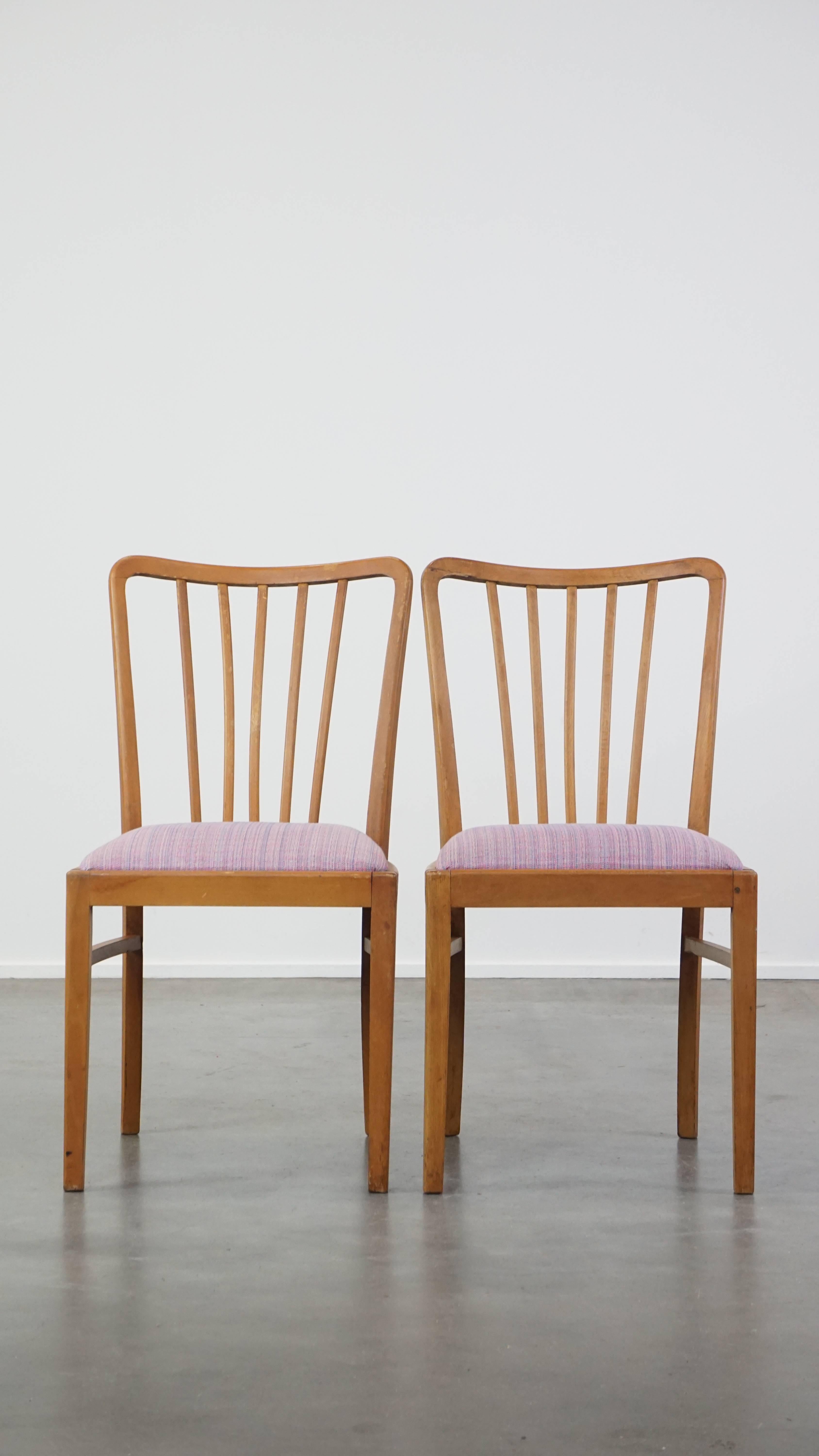 Questo set di 6 sedie da pranzo vintage degli anni '70 emana calma, fascino e intimità. Presentano una struttura in legno con schienale a fuso e sedute in tessuto. A causa degli anni di utilizzo, hanno sviluppato normali segni di usura, ma