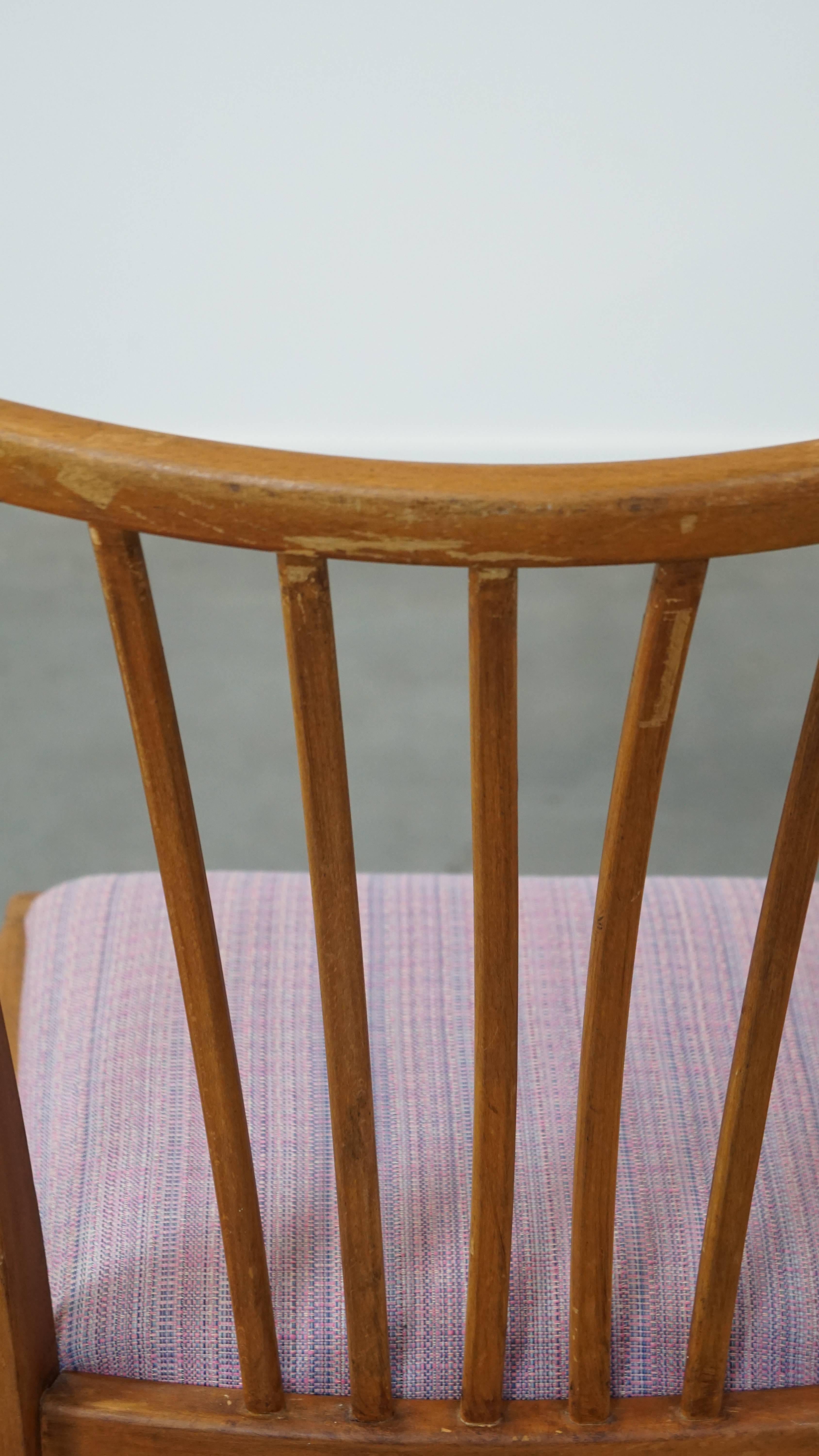 Set di 6 sedie da pranzo vintage di design danese degli anni '70 con tessuto viola in vendita 2