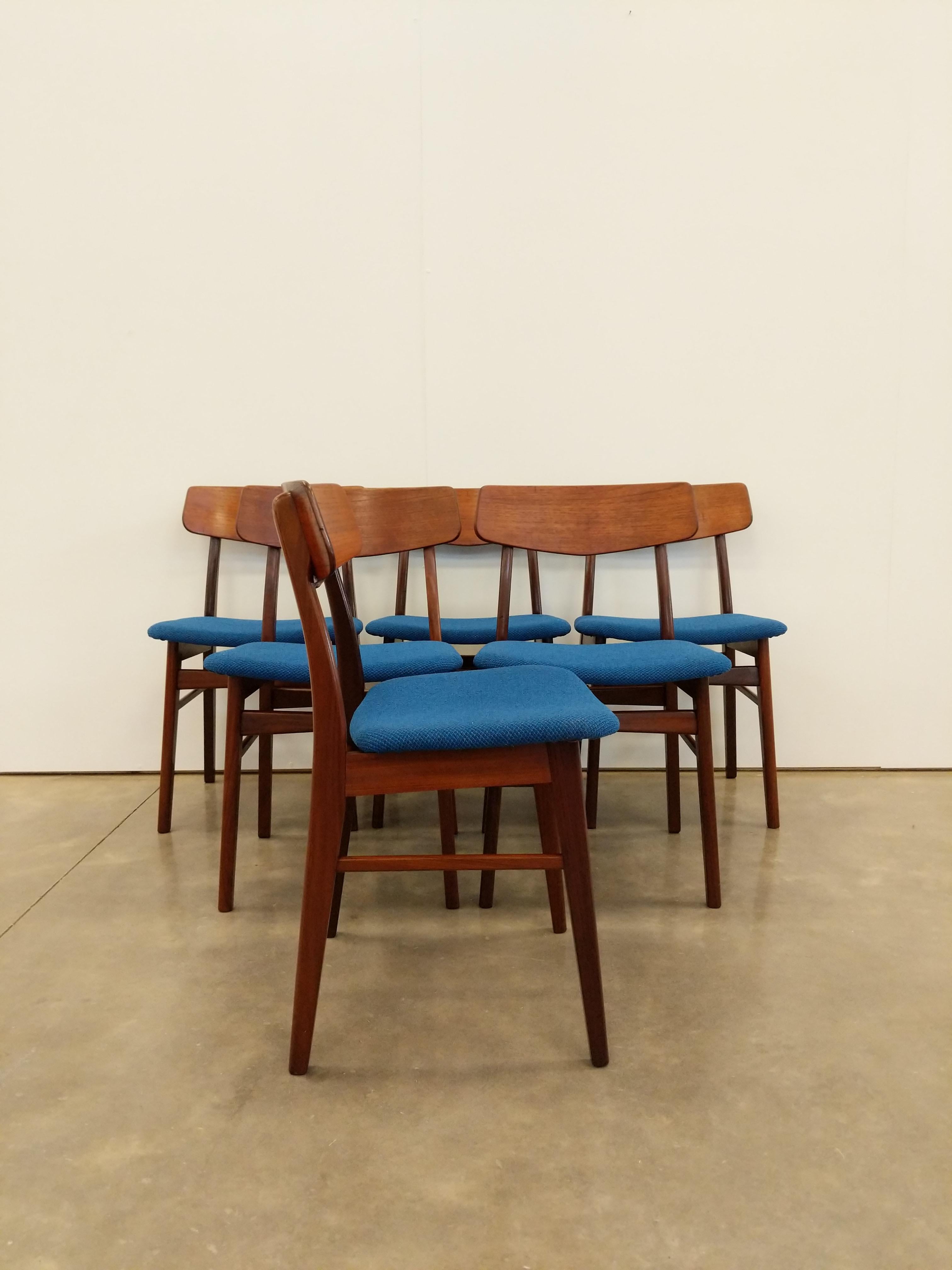 Ensemble de 6 authentiques chaises de salle à manger vintage du milieu du siècle, de style danois / The Modern Scandinavian.

Cet ensemble est en excellent état de rénovation, avec une sellerie Condit neuve et peu de signes d'usure liés à l'âge