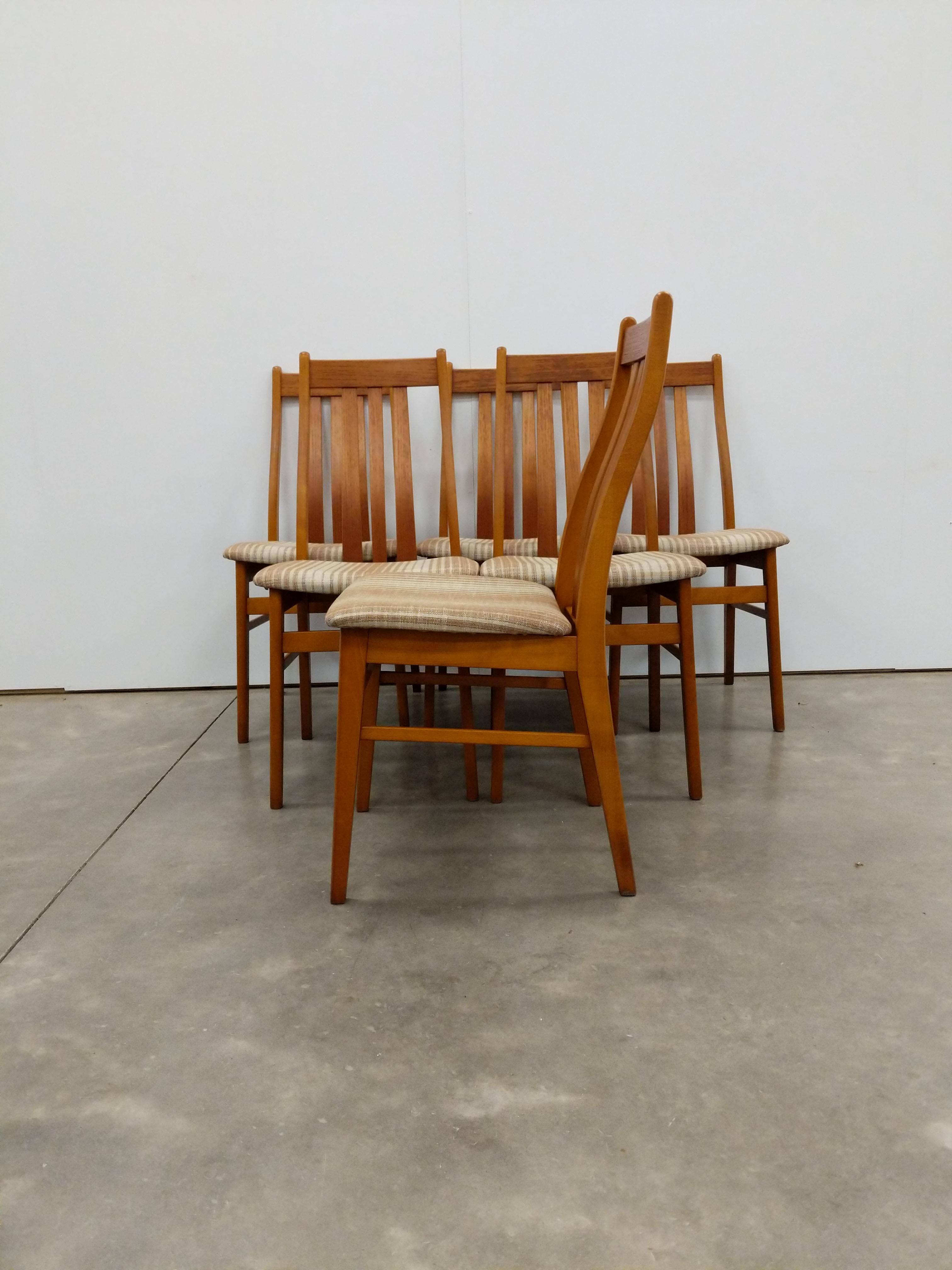 Ensemble de 6 authentiques chaises de salle à manger vintage du milieu du siècle, de style danois / The Modern Scandinavian.

Par Farstrup.

Label du fabricant sur les fonds.

Cet ensemble est en excellent état, avec une sellerie neuve et peu de