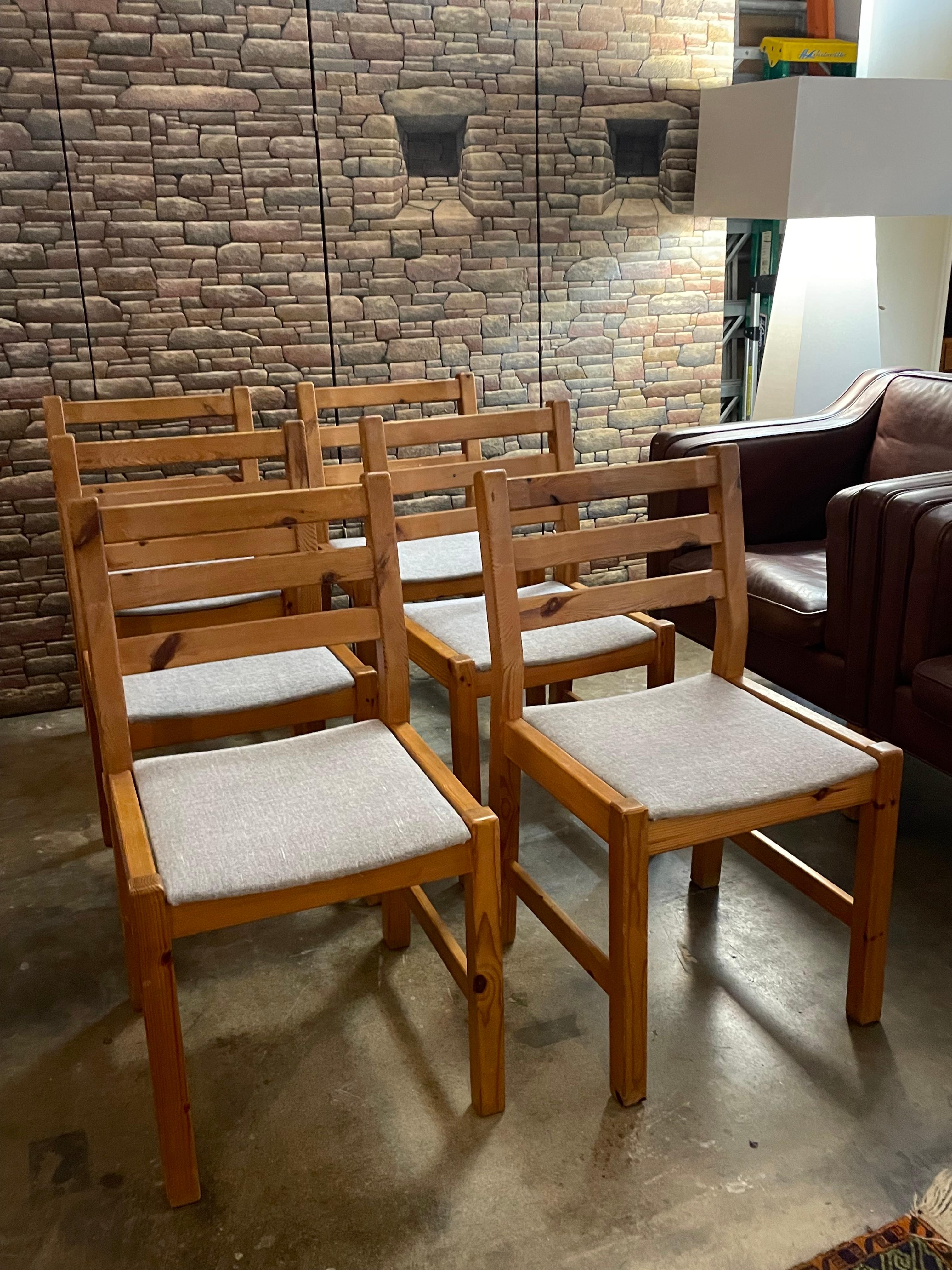 Ensemble de 6 chaises de salle à manger en pin danois, vers les années 1970, avec assise recouverte de tissu gris (la photo montre la couleur exacte). 

Dimensions : 18.75 