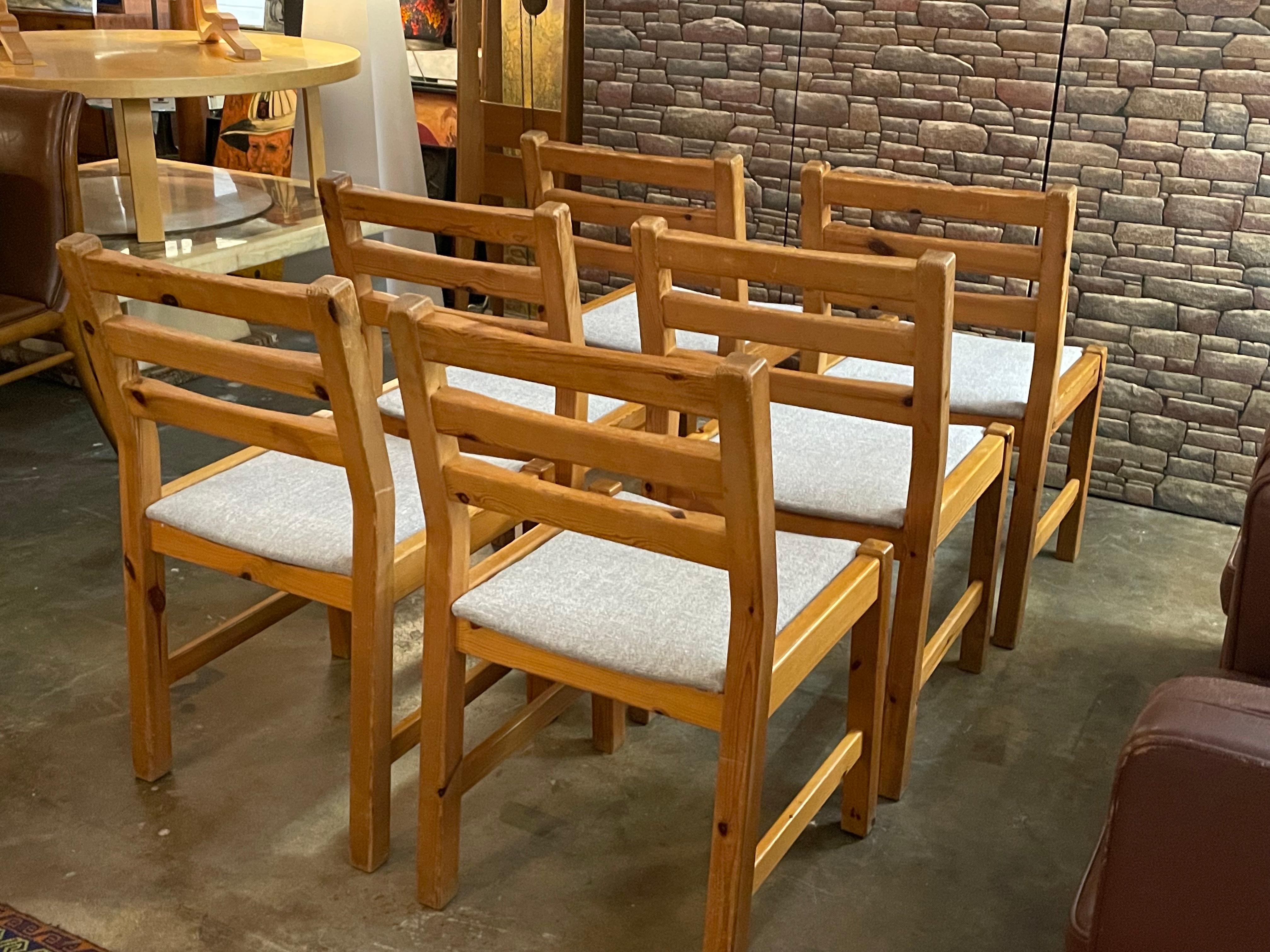 Ensemble de 6 chaises de salle à manger danoises vintage en pin en vente 1