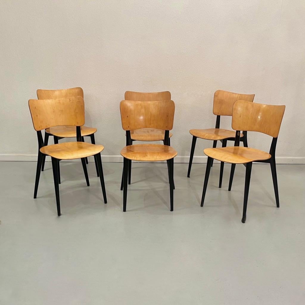 
Rare set of chairs designed in 1951 by Max Bill for the Swiss manufacturer Horgen Glarus. Emblematic of Swiss design in the '50s. Seat and backrest in birch plywood, frame in solid beech. Fine craftsmanship from 1957. Nice original condition with