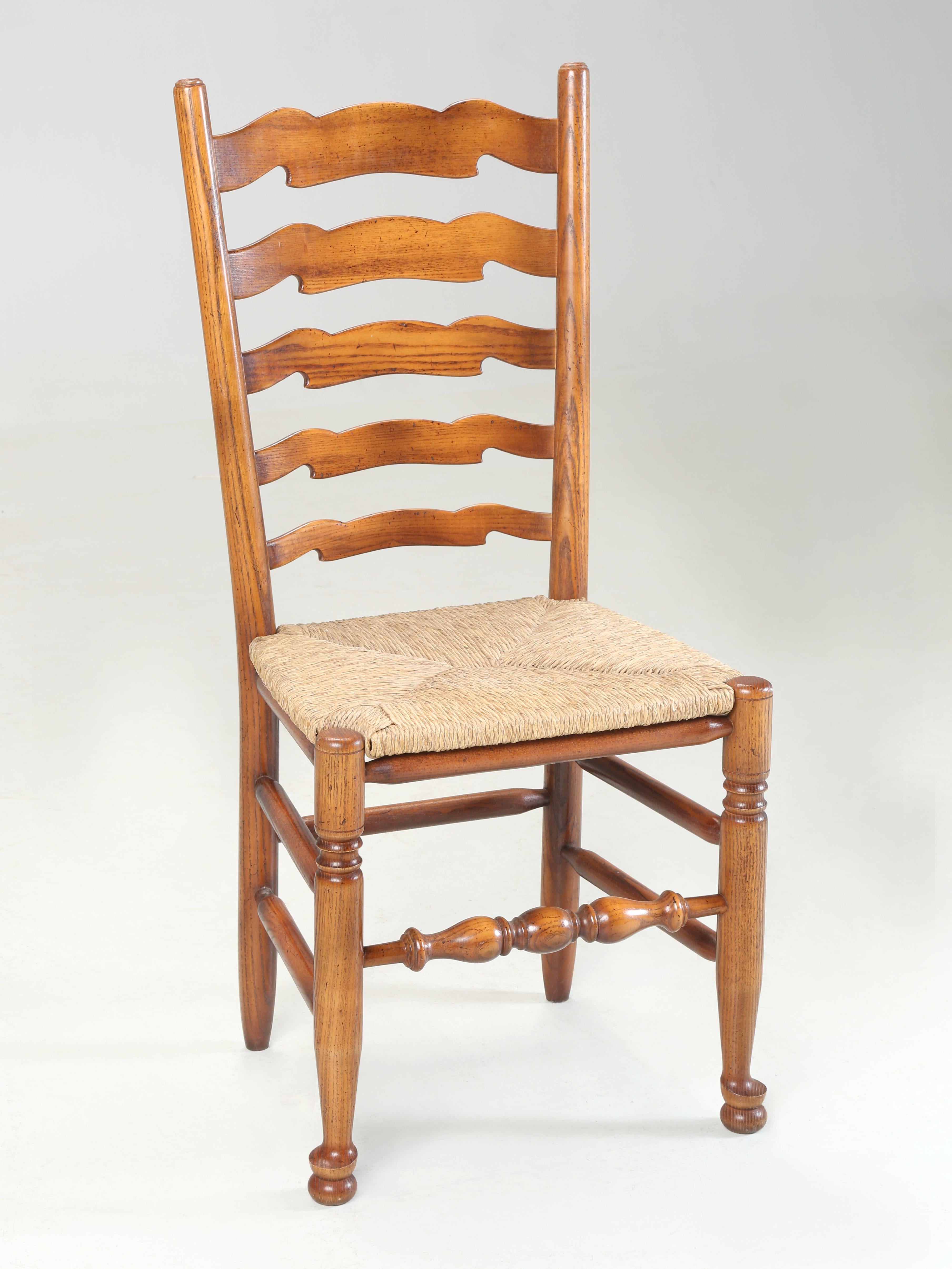 Set di (6) sedie da pranzo vintage importate dall'Inghilterra Sedute in Oak Oak bianco e giunco in vendita 2