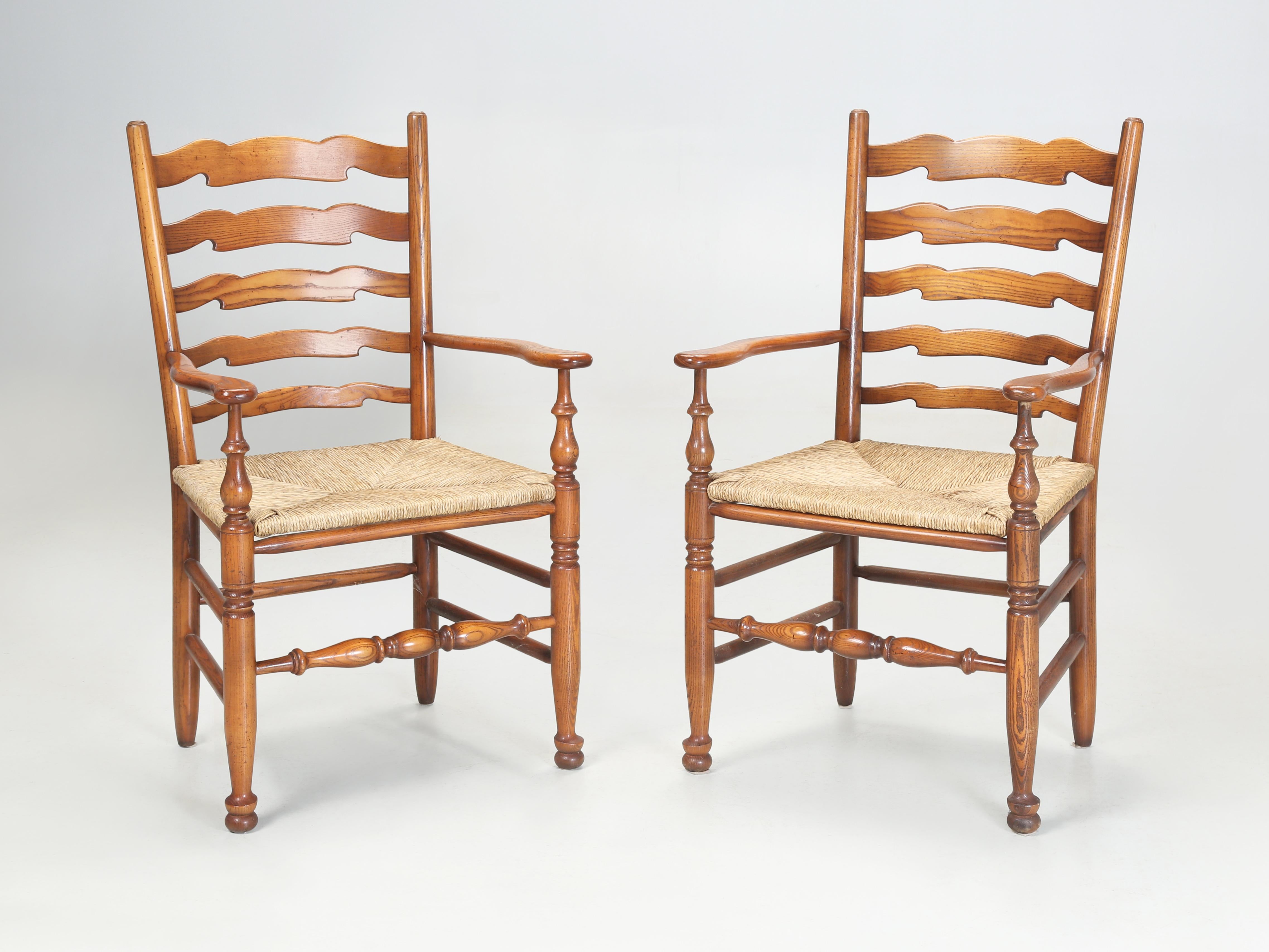 Set di (6) sedie da pranzo vintage importate dall'Inghilterra Sedute in Oak Oak bianco e giunco in vendita 3