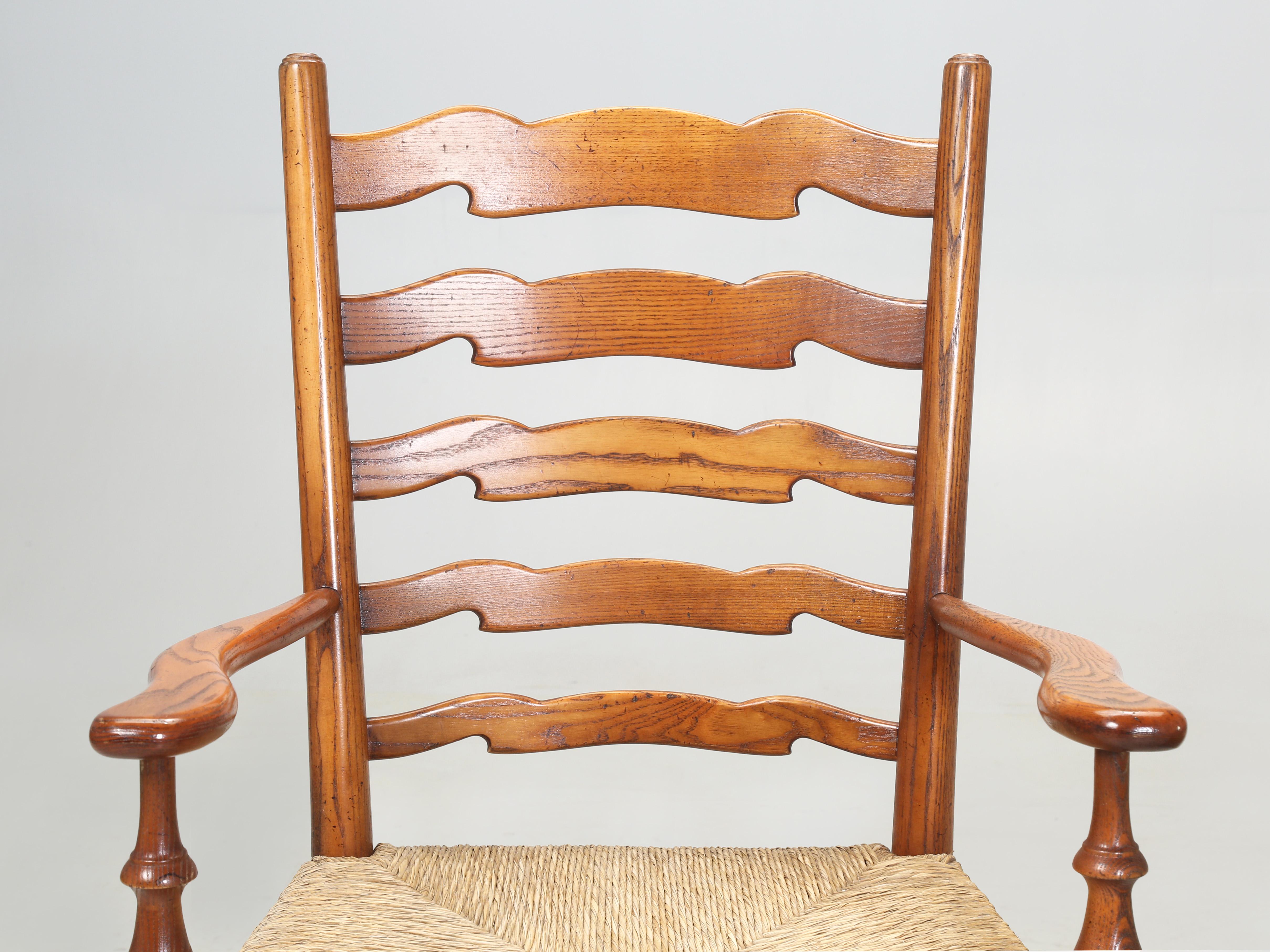 Set di (6) sedie da pranzo vintage importate dall'Inghilterra Sedute in Oak Oak bianco e giunco in vendita 4