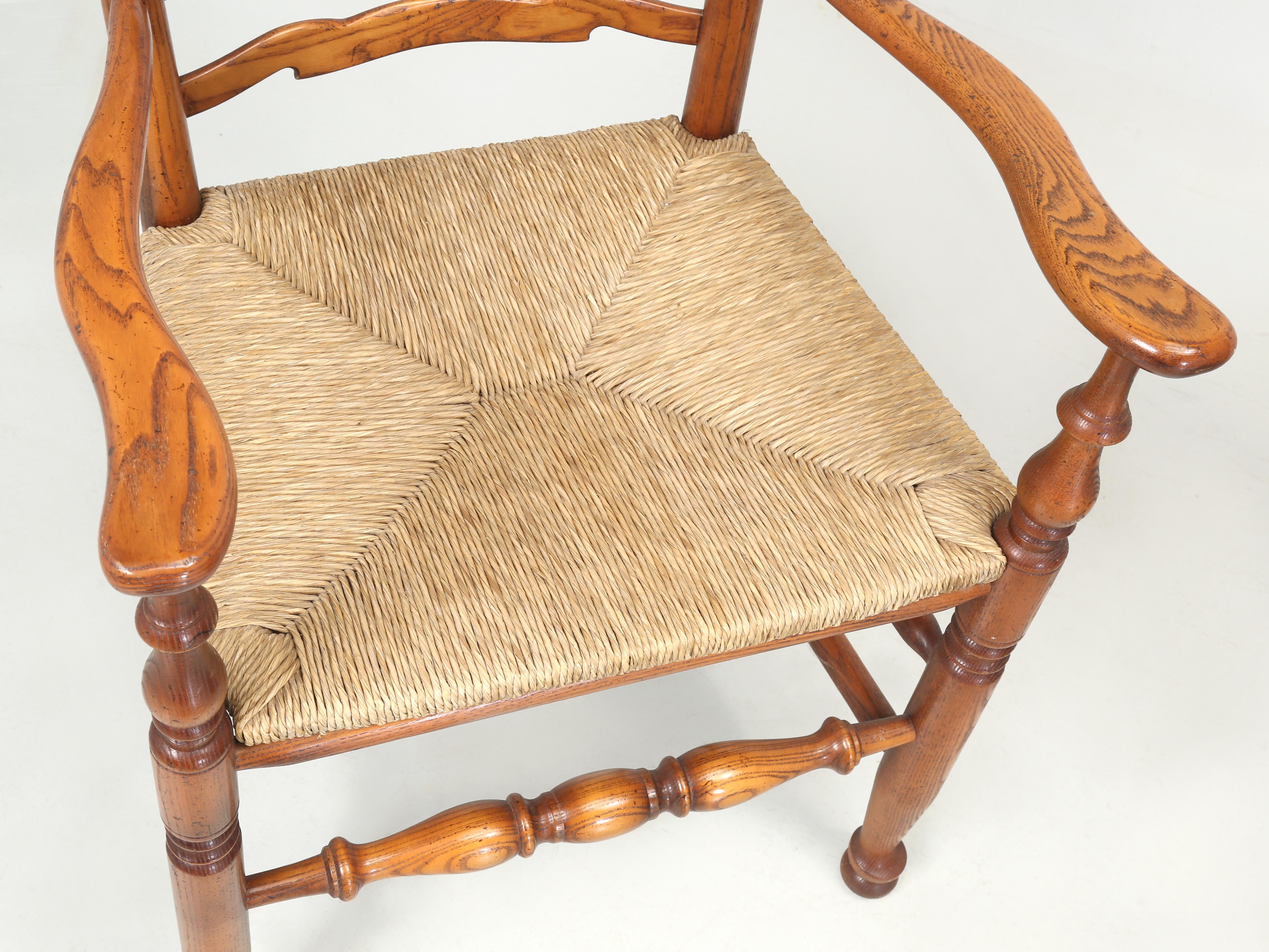 Set di (6) sedie da pranzo vintage importate dall'Inghilterra Sedute in Oak Oak bianco e giunco in vendita 5