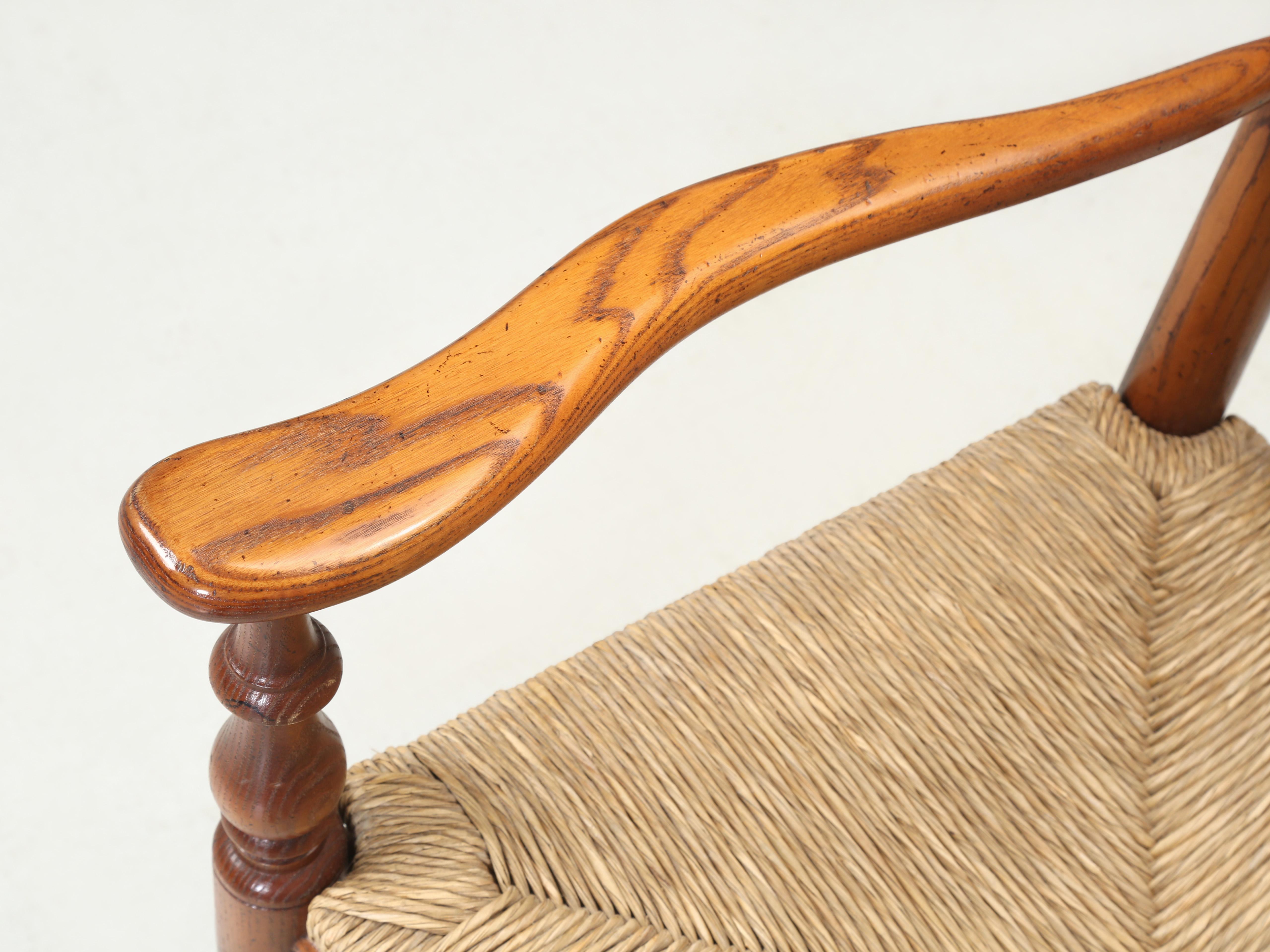 Set di (6) sedie da pranzo vintage importate dall'Inghilterra Sedute in Oak Oak bianco e giunco in vendita 6