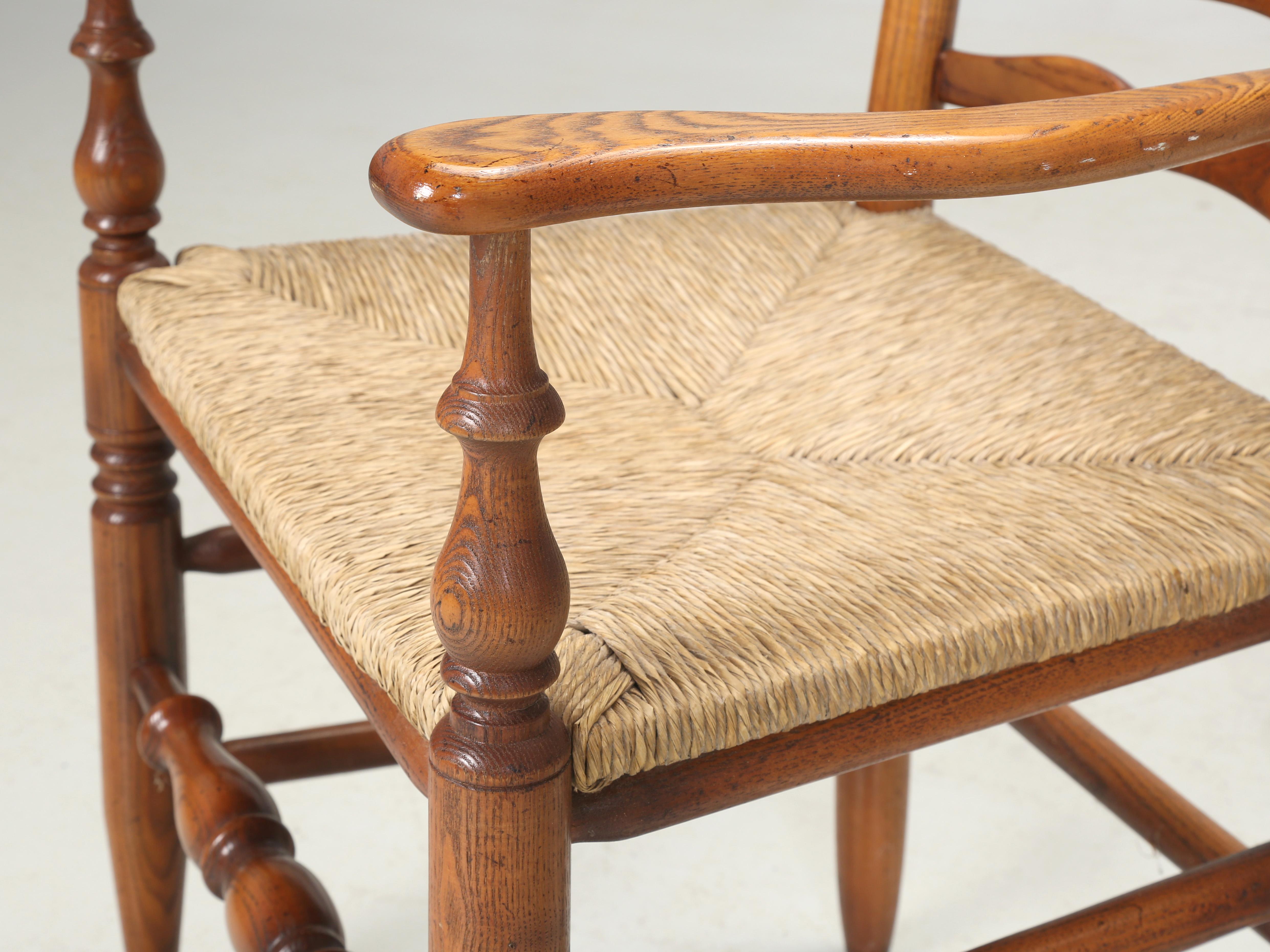 Set di (6) sedie da pranzo vintage importate dall'Inghilterra Sedute in Oak Oak bianco e giunco in vendita 7
