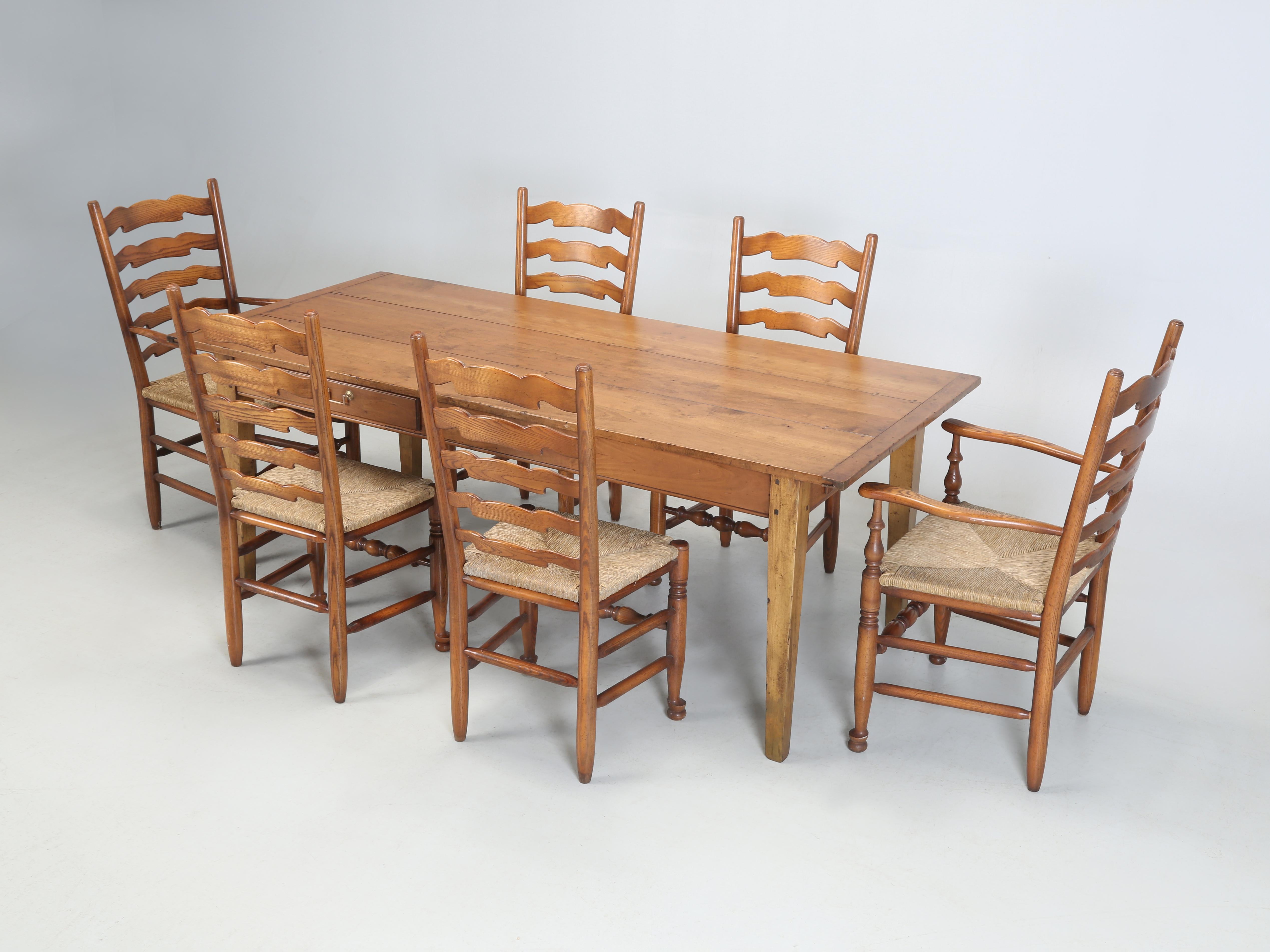 Set di (6) sedie da pranzo vintage importate dall'Inghilterra Sedute in Oak Oak bianco e giunco in vendita 9