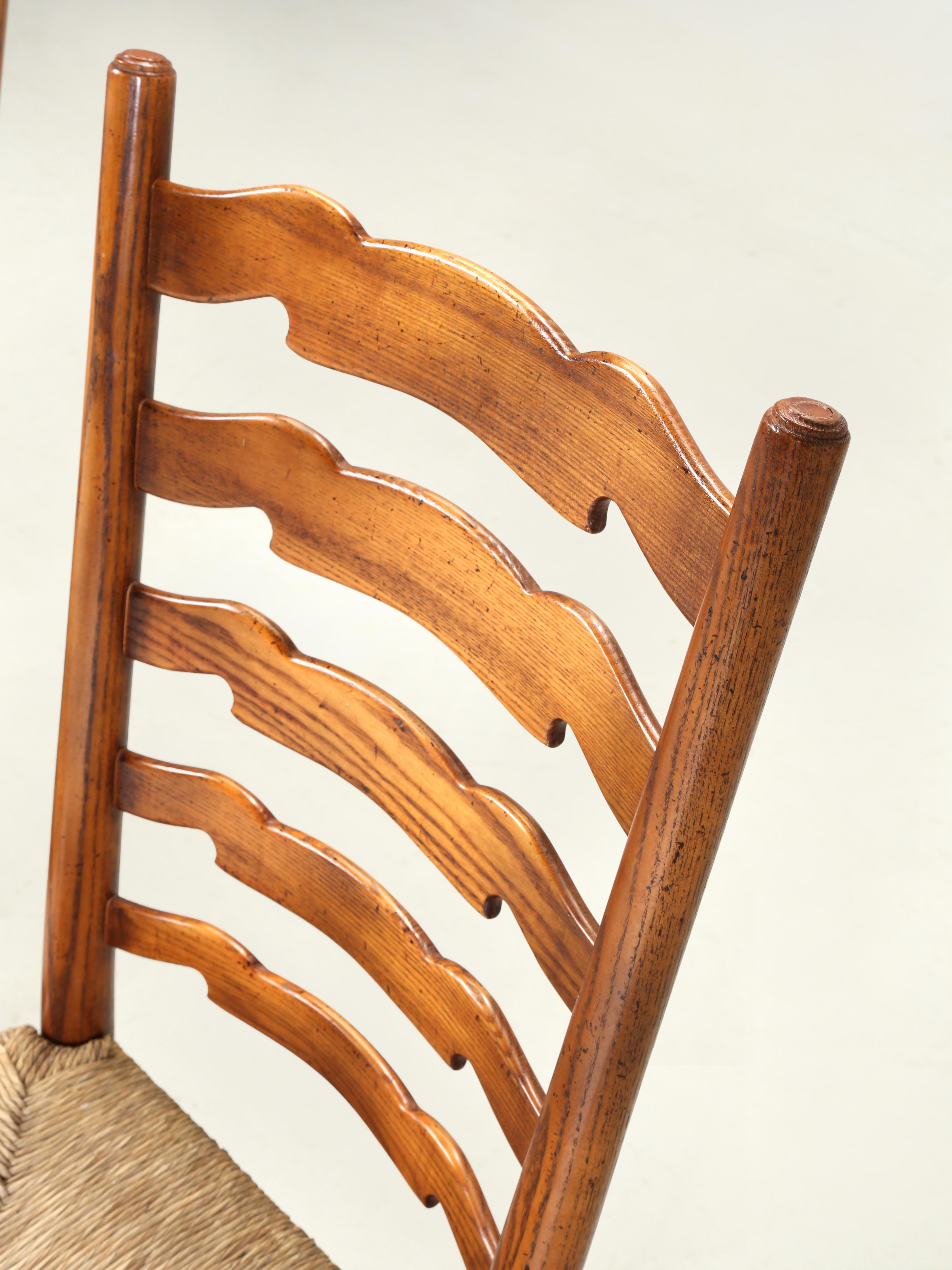 Country Set di (6) sedie da pranzo vintage importate dall'Inghilterra Sedute in Oak Oak bianco e giunco in vendita