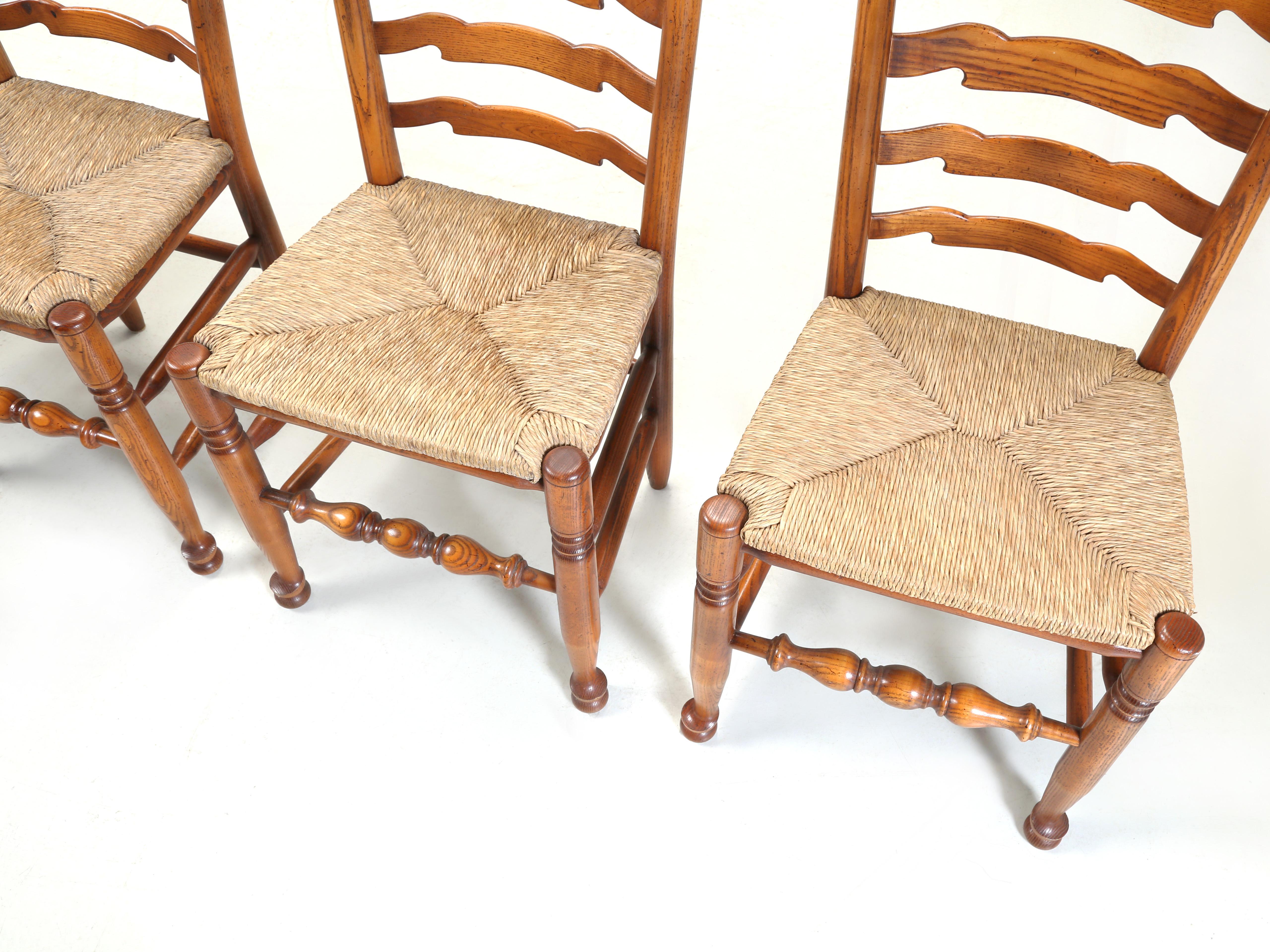 Inglese Set di (6) sedie da pranzo vintage importate dall'Inghilterra Sedute in Oak Oak bianco e giunco in vendita