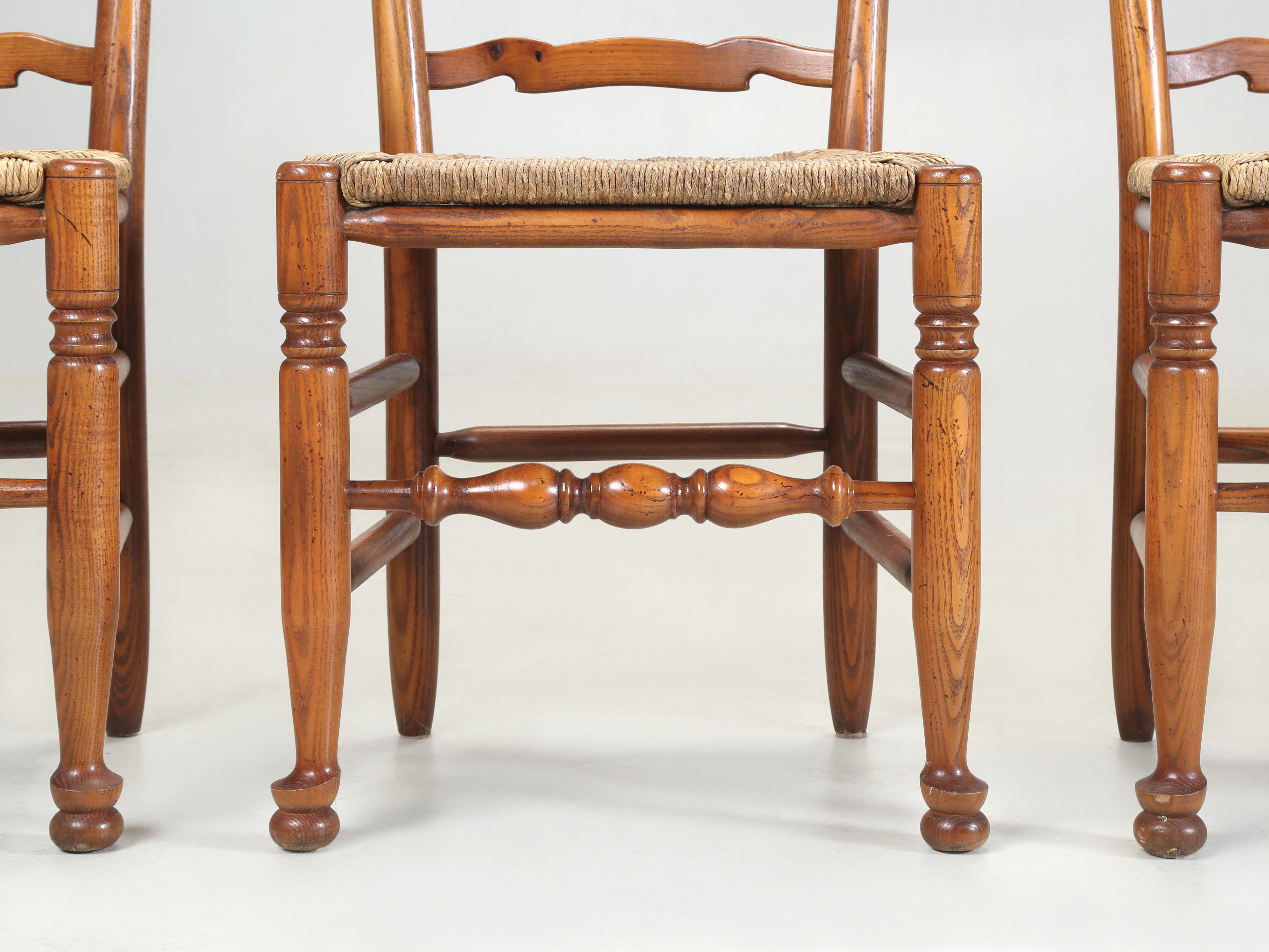 Fatto a mano Set di (6) sedie da pranzo vintage importate dall'Inghilterra Sedute in Oak Oak bianco e giunco in vendita