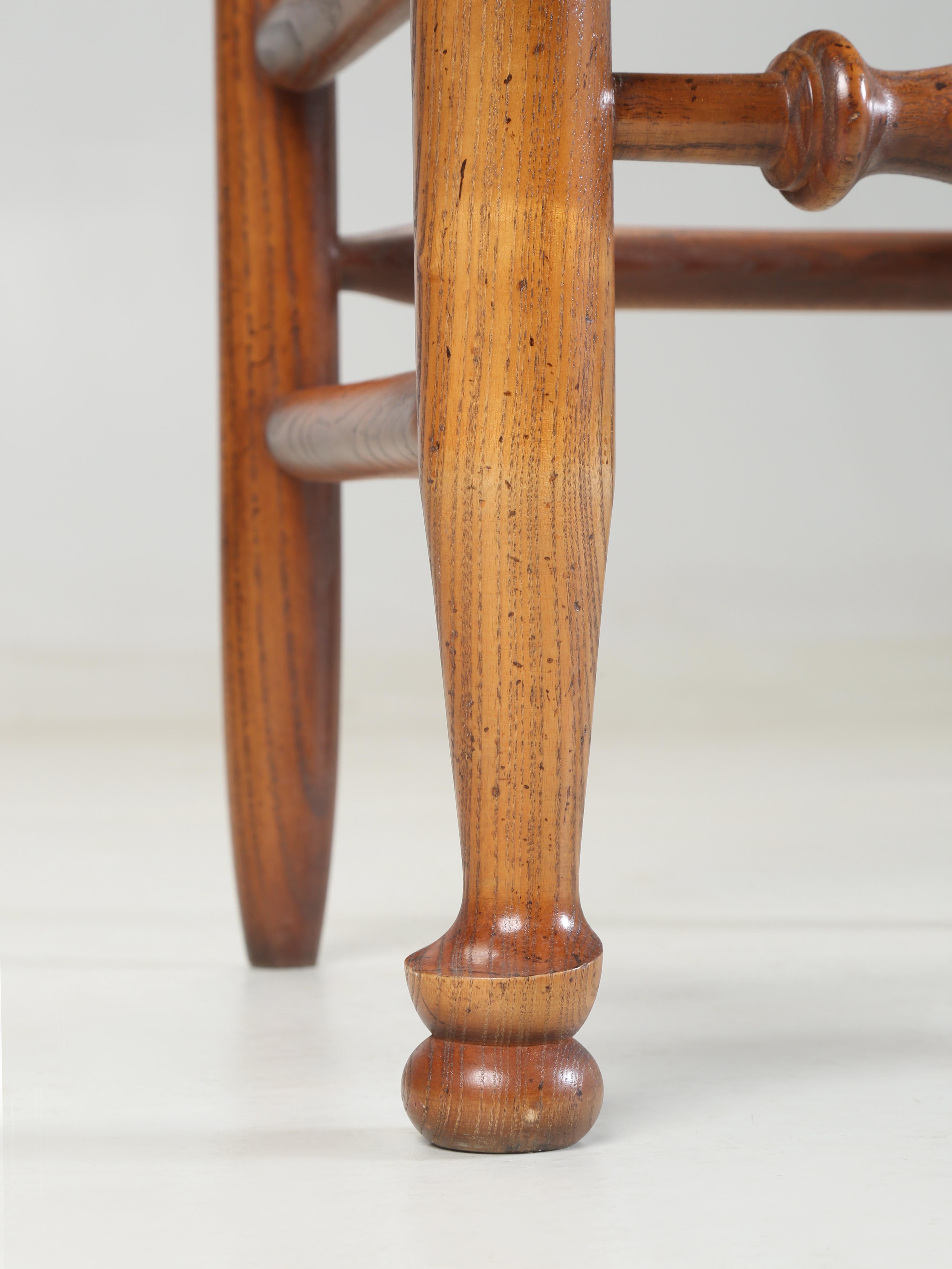 Fine XX secolo Set di (6) sedie da pranzo vintage importate dall'Inghilterra Sedute in Oak Oak bianco e giunco in vendita