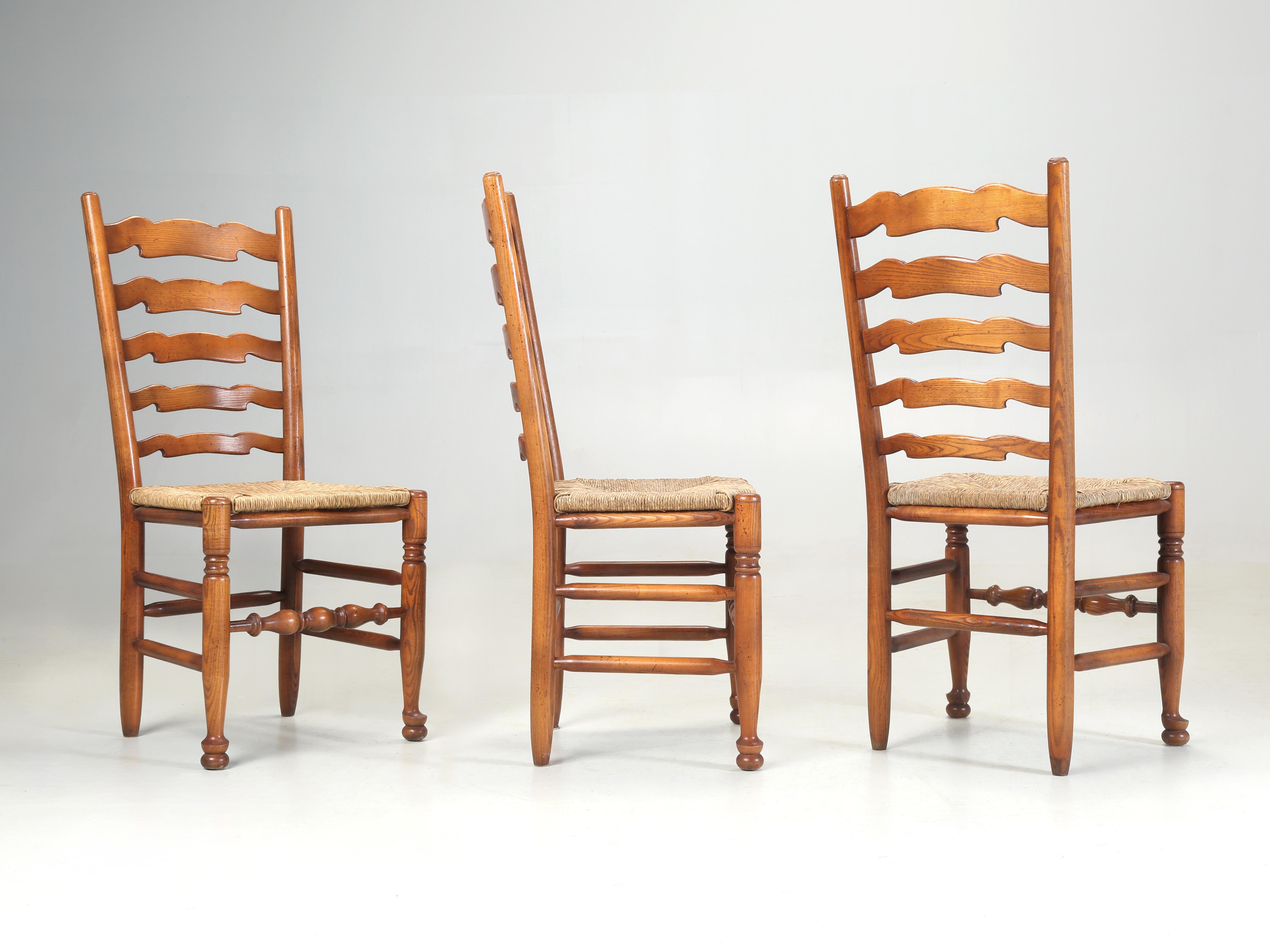 Set di (6) sedie da pranzo vintage importate dall'Inghilterra Sedute in Oak Oak bianco e giunco in vendita 1