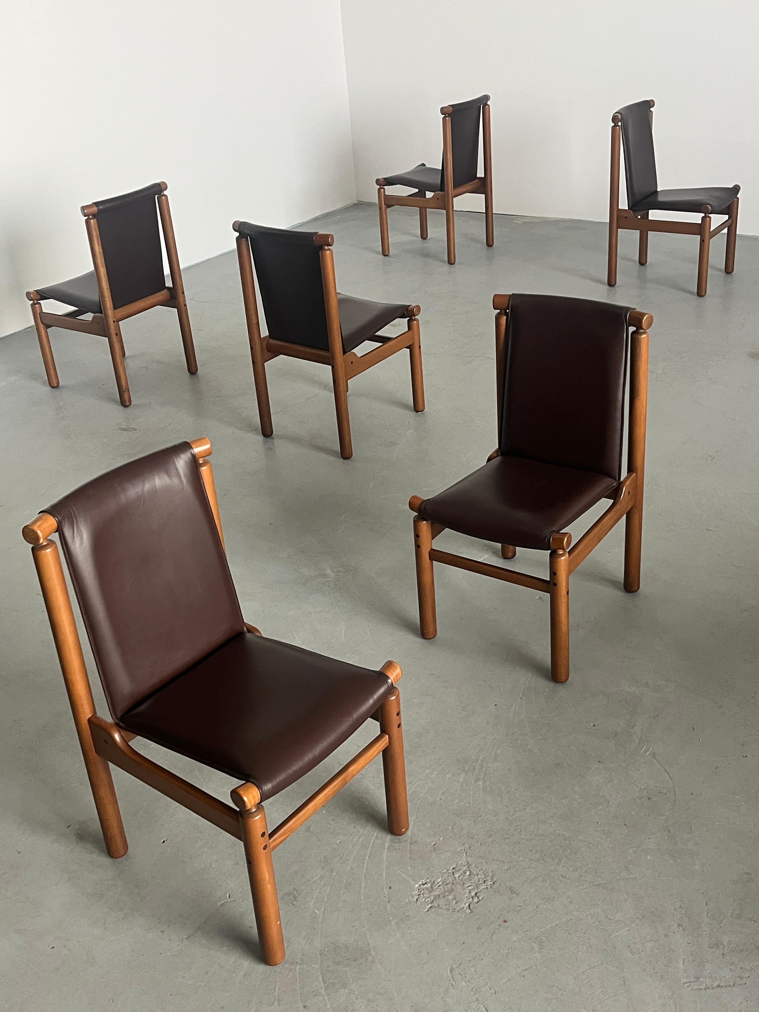 italien Ensemble de 6 chaises de salle à manger vintage en cuir brun foncé Att. à Ilmari Tapiovaara en vente