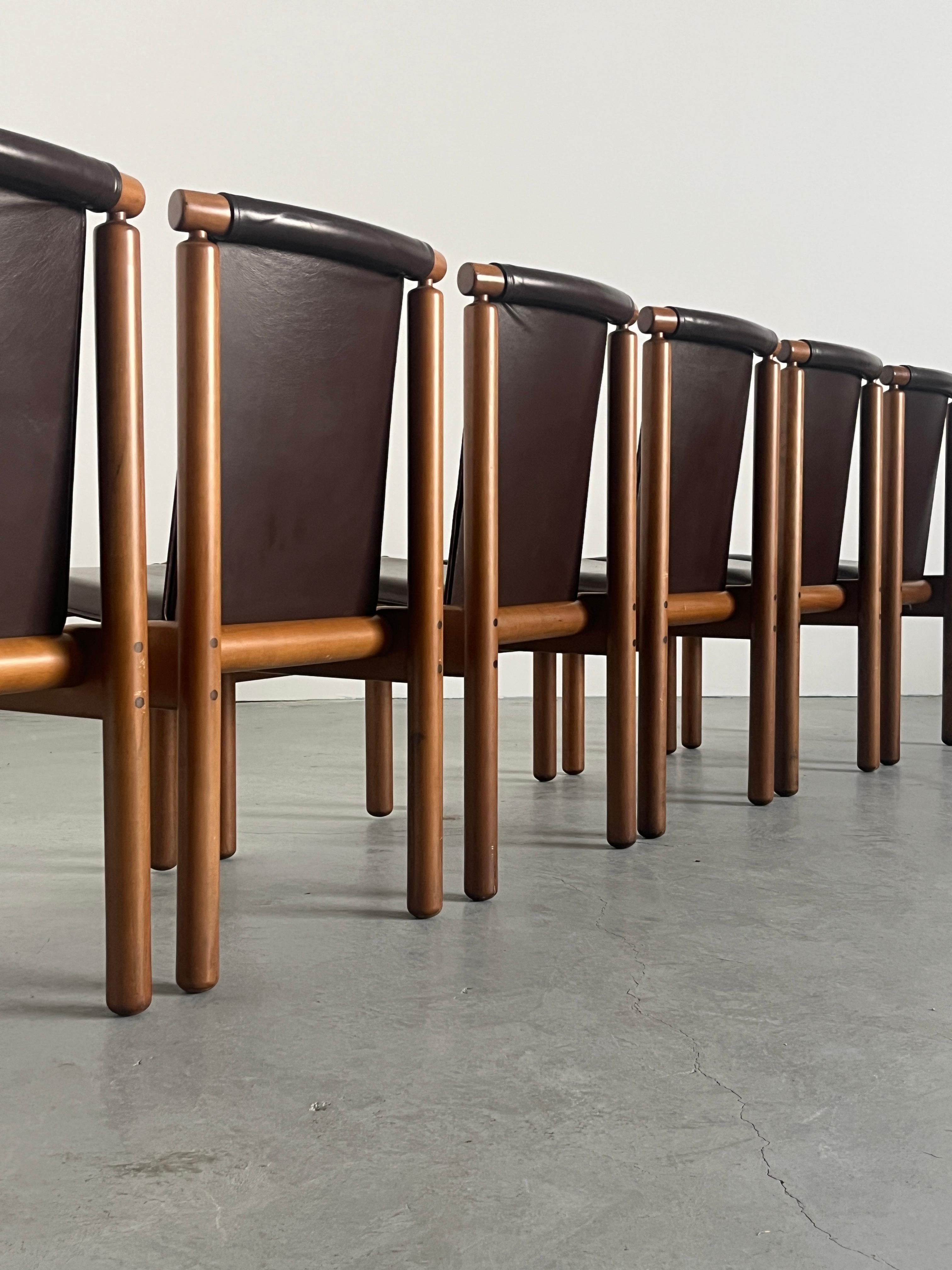 Ensemble de 6 chaises de salle à manger vintage en cuir brun foncé Att. à Ilmari Tapiovaara Bon état - En vente à Zagreb, HR