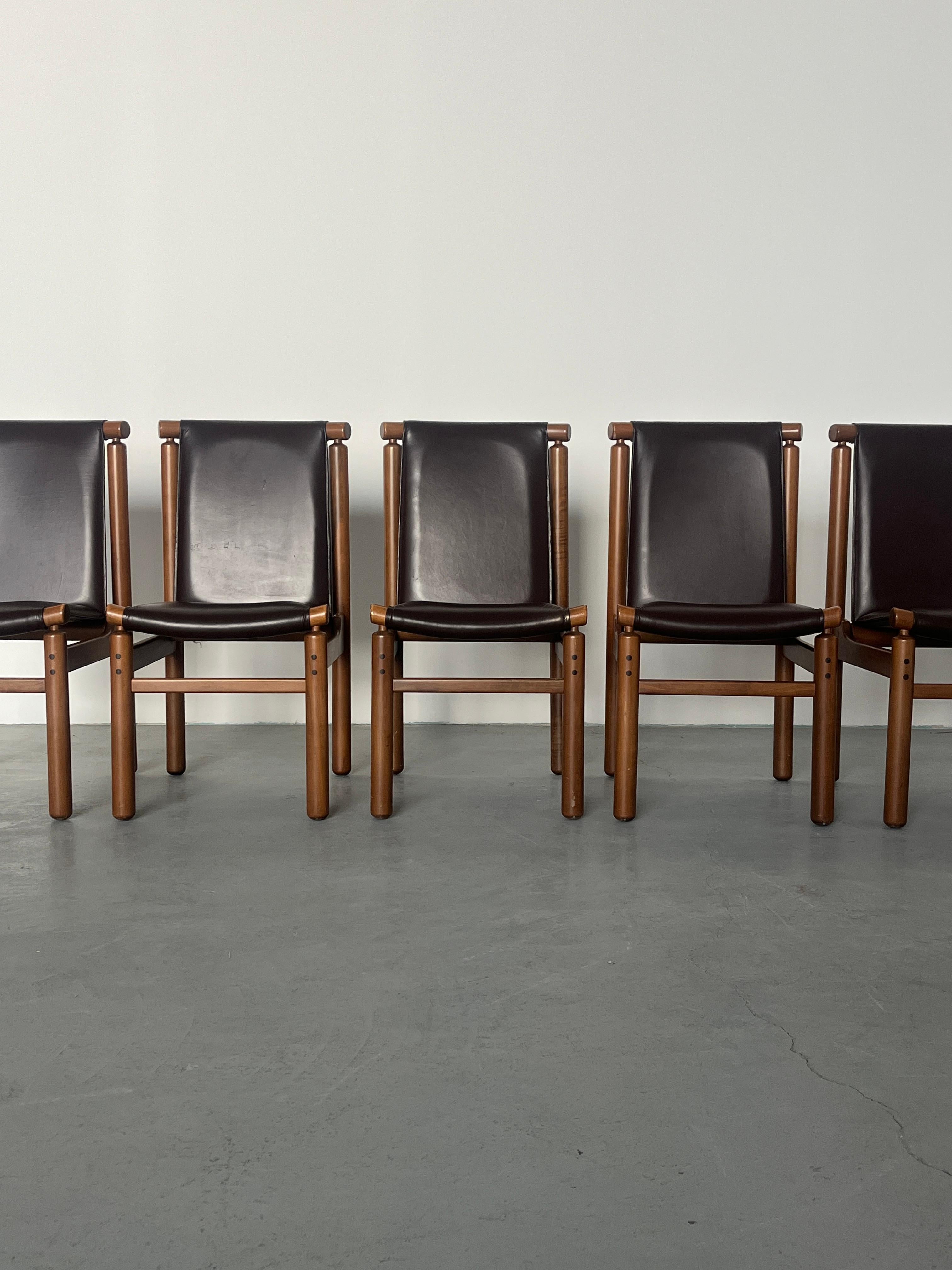 Cuir Ensemble de 6 chaises de salle à manger vintage en cuir brun foncé Att. à Ilmari Tapiovaara en vente