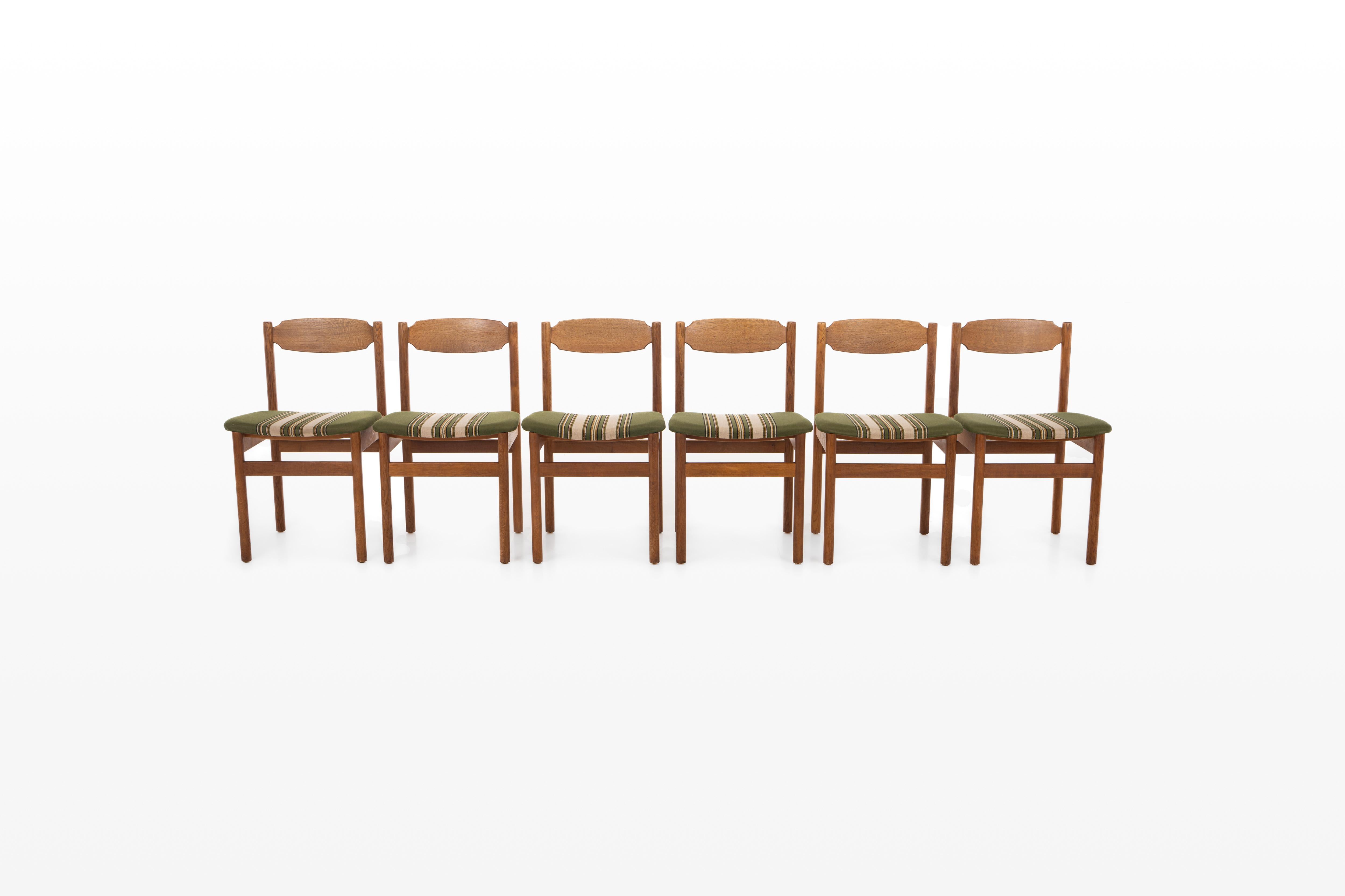Ensemble de six chaises de salle à manger danoises vintage en chêne avec le tissu rayé vert et beige d'origine.
