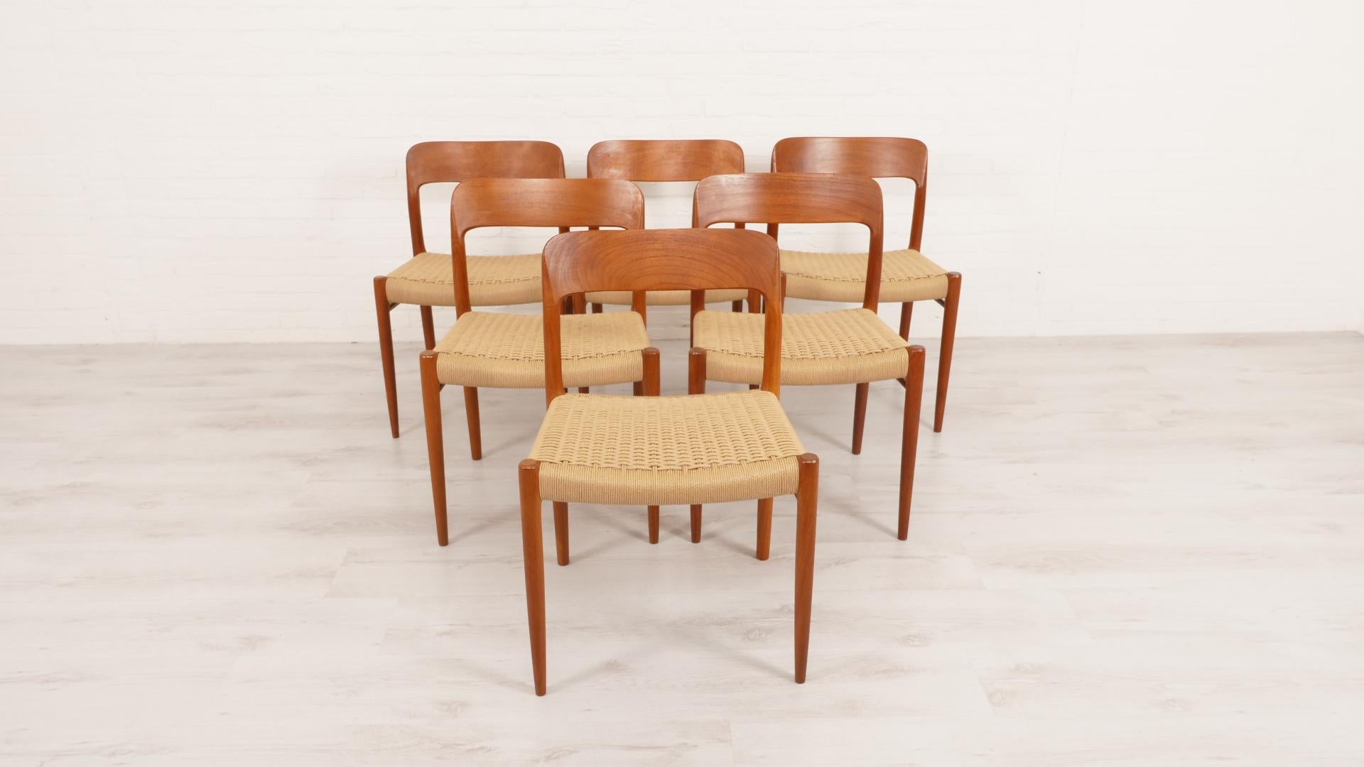 Ensemble de 6 belles chaises de salle à manger vintage danoises. Ces chaises ont été conçues par Niels Otto Møller. Les chaises sont finies en teck et équipées de nouveaux cordons en papier.

Période de conception : 1950 - 1960
Style : Mid-century