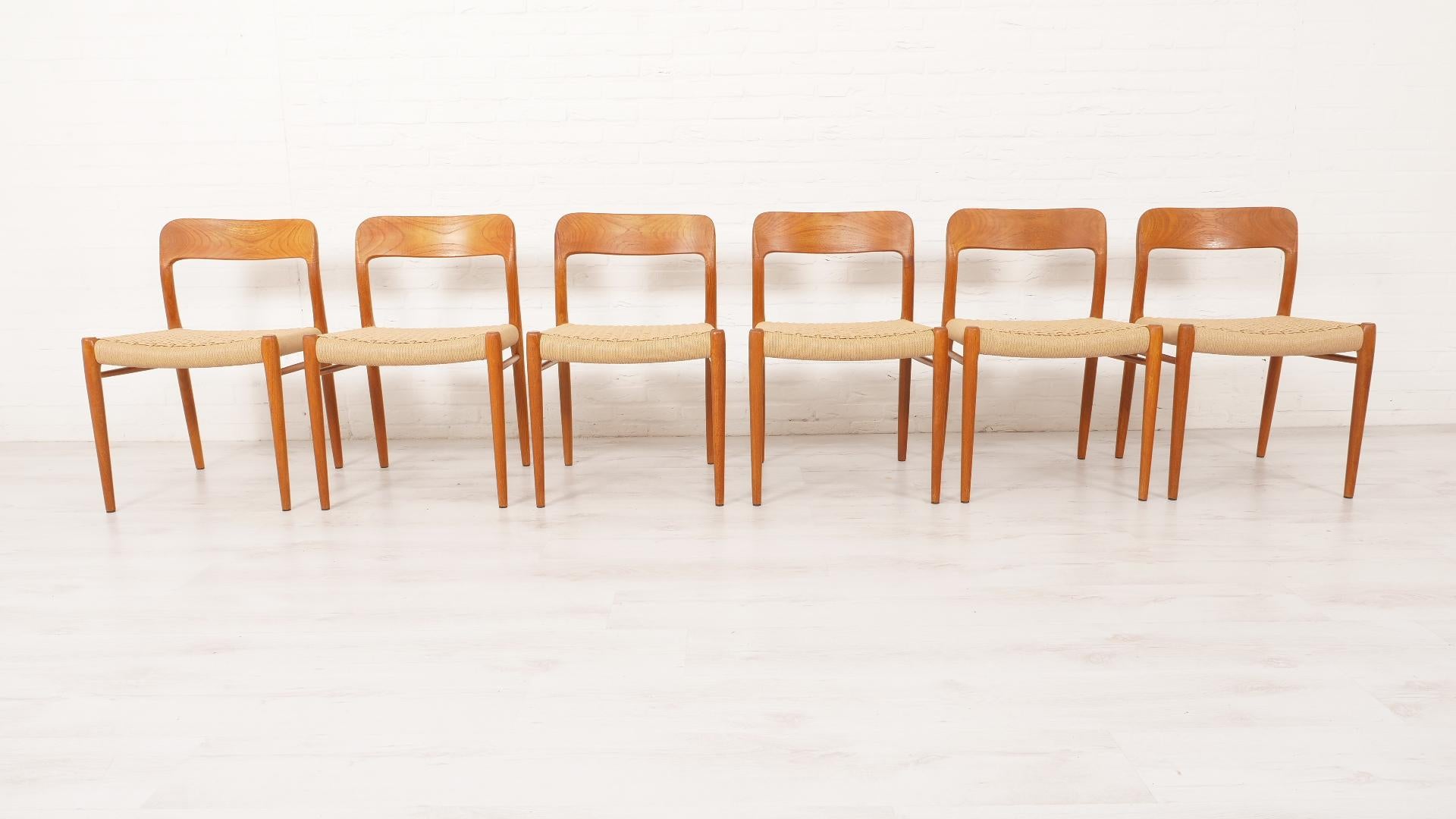Satz von 6 schönen dänischen Vintage-Esszimmerstühlen. Diese Stühle wurden von Niels Otto Møller entworfen. Die Stühle sind aus Teakholz gefertigt und mit neuen Papierkordeln ausgestattet.

Zeitraum des Designs: 1950 - 1960
Stil: Moderne Mitte des