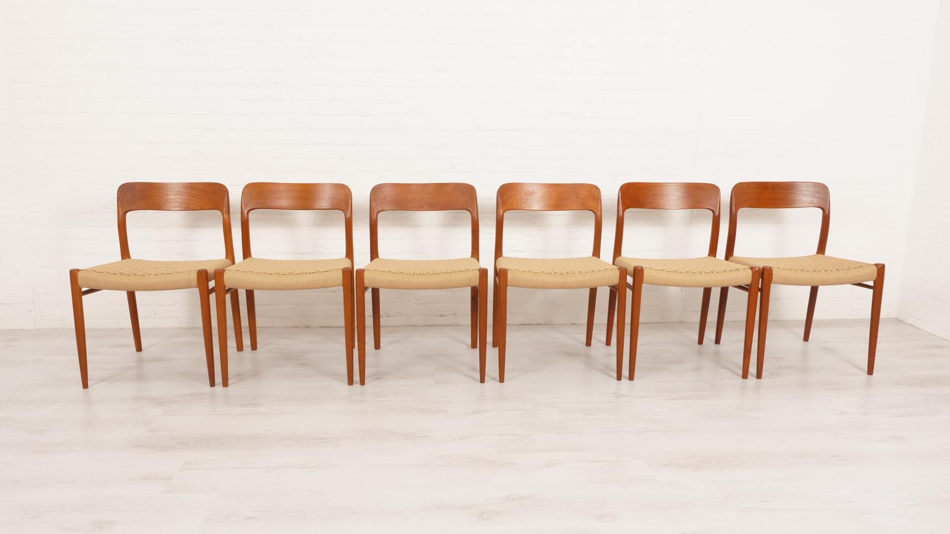 Mid-Century Modern Ensemble de 6 chaises de salle à manger vintage  Niels Otto Møller  Modèle 75  Corde en papier  Teck en vente