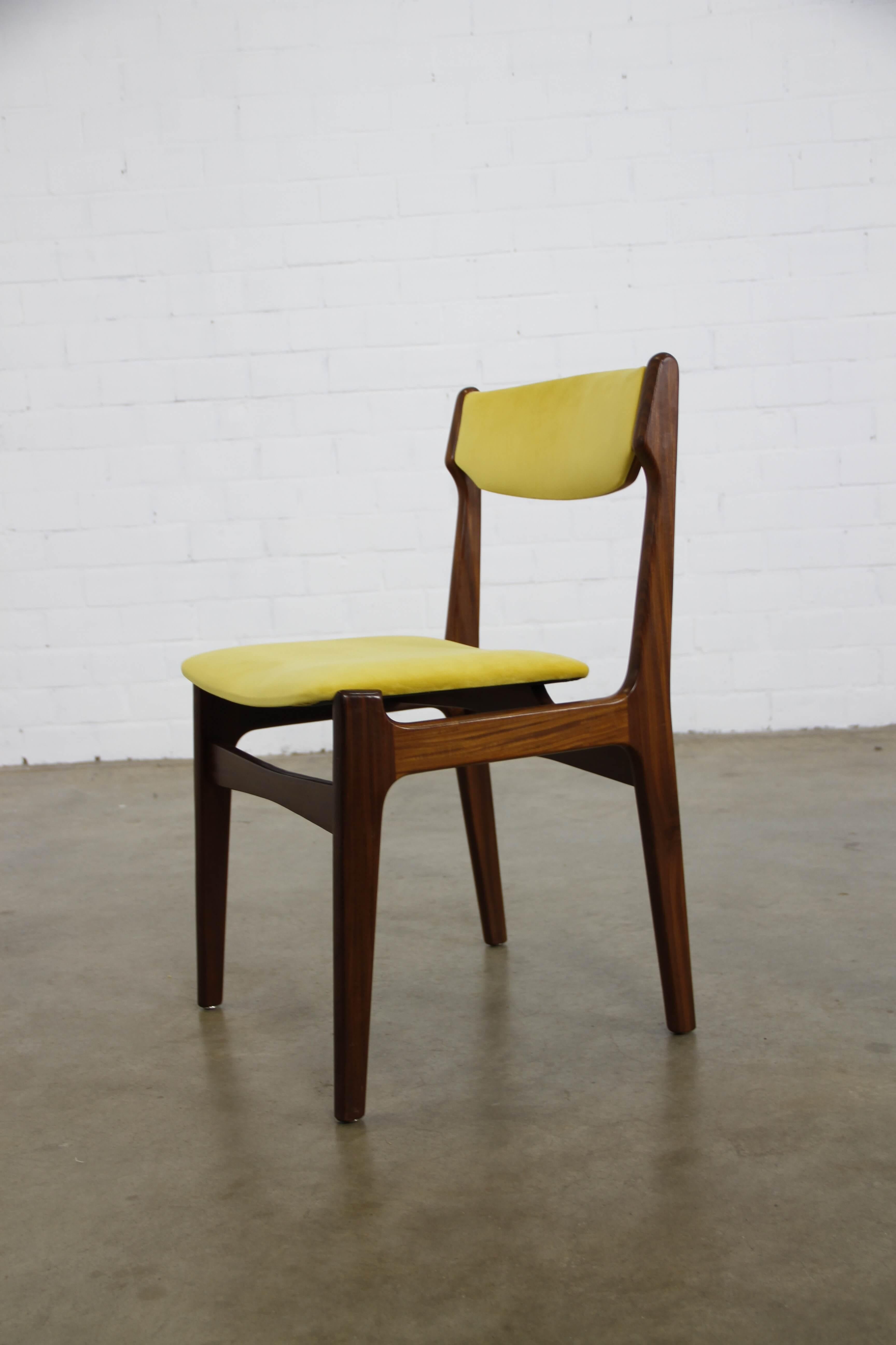 Set of 6 Vintage Dining Chairs Re-Upholstered in Yellow Velvet In Good Condition In Wijnegem, Antwerpen