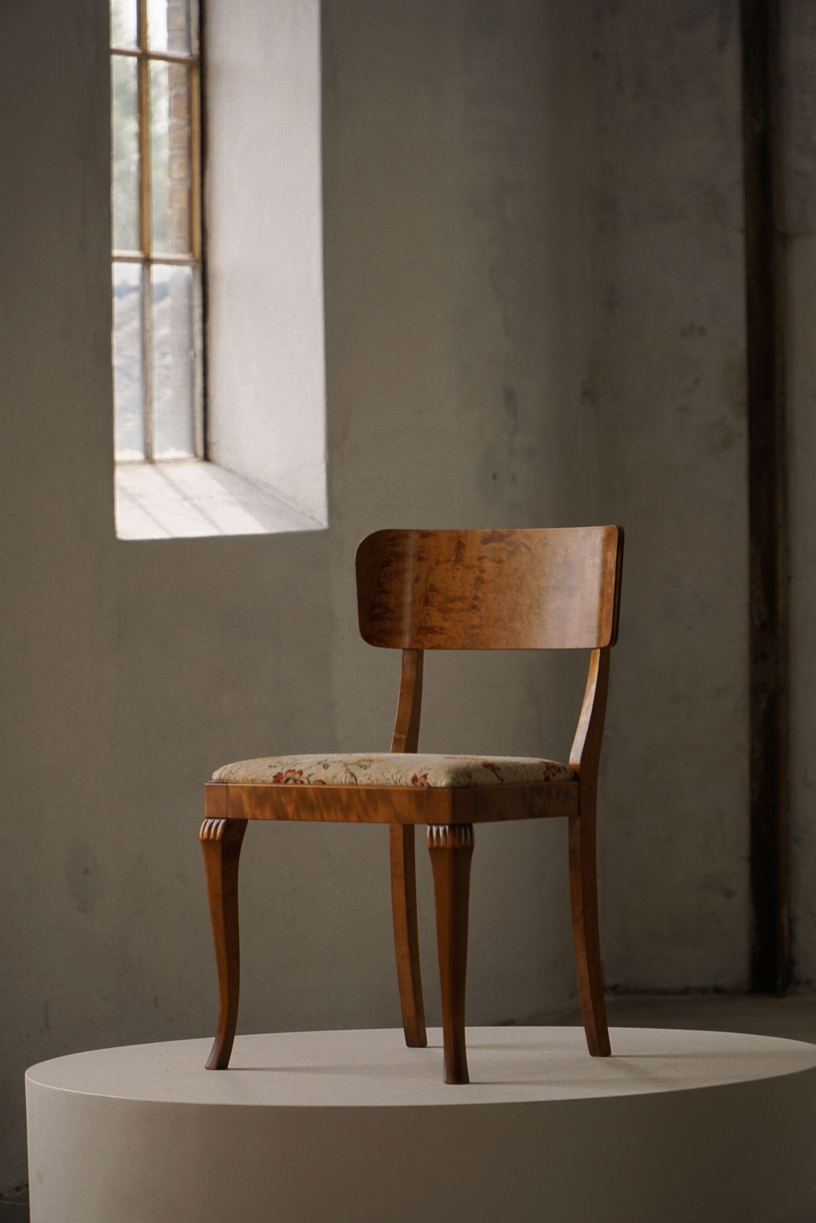 Queste squisite sedie da pranzo vintage in stile Art Déco combinano una delicata eleganza con un fascino artigianale. Realizzata in Svezia negli anni '30 e realizzata con una struttura sottilmente curva, la sedia presenta un'originale imbottitura
