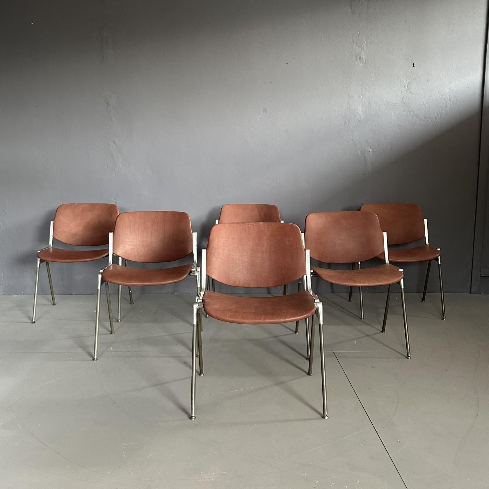 Ensemble de 6 chaises vintage DSC 106 de 1970 par Giancarlo Piretti pour Anonima Castelli.
Cadre en aluminium, revêtement en cuir brun.
La marque est présente sur la structure.
La chaise DSC 106 est une pièce emblématique produite par Anonima