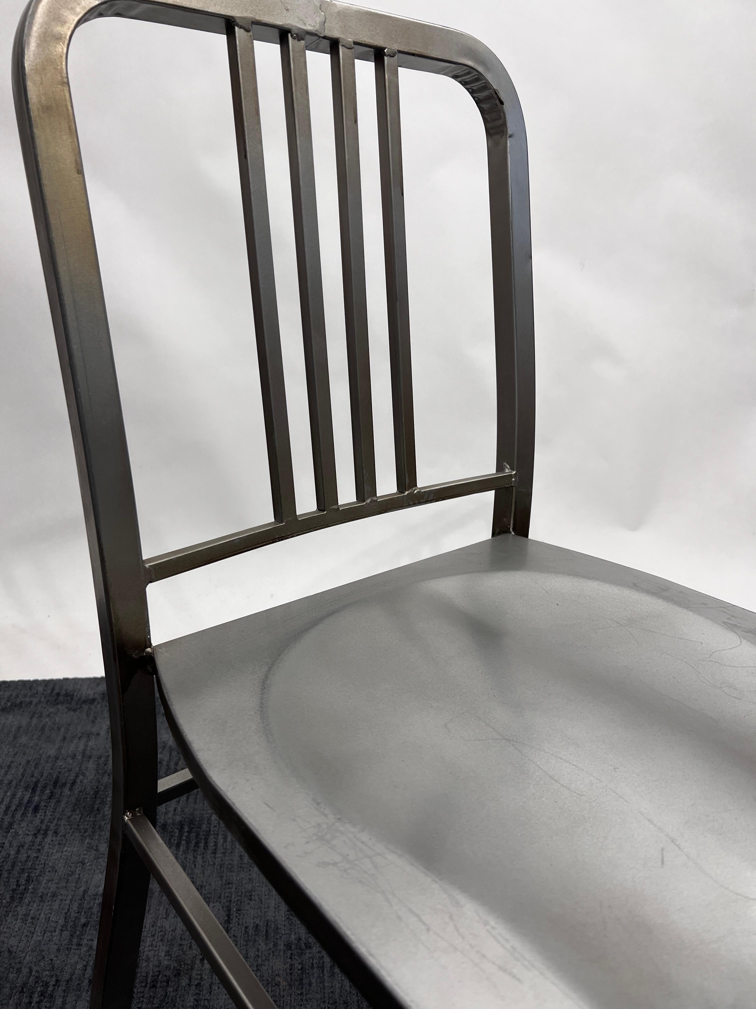 Ensemble de 6 chaises vintage de style Emeco en métal bleu marine en vente 5