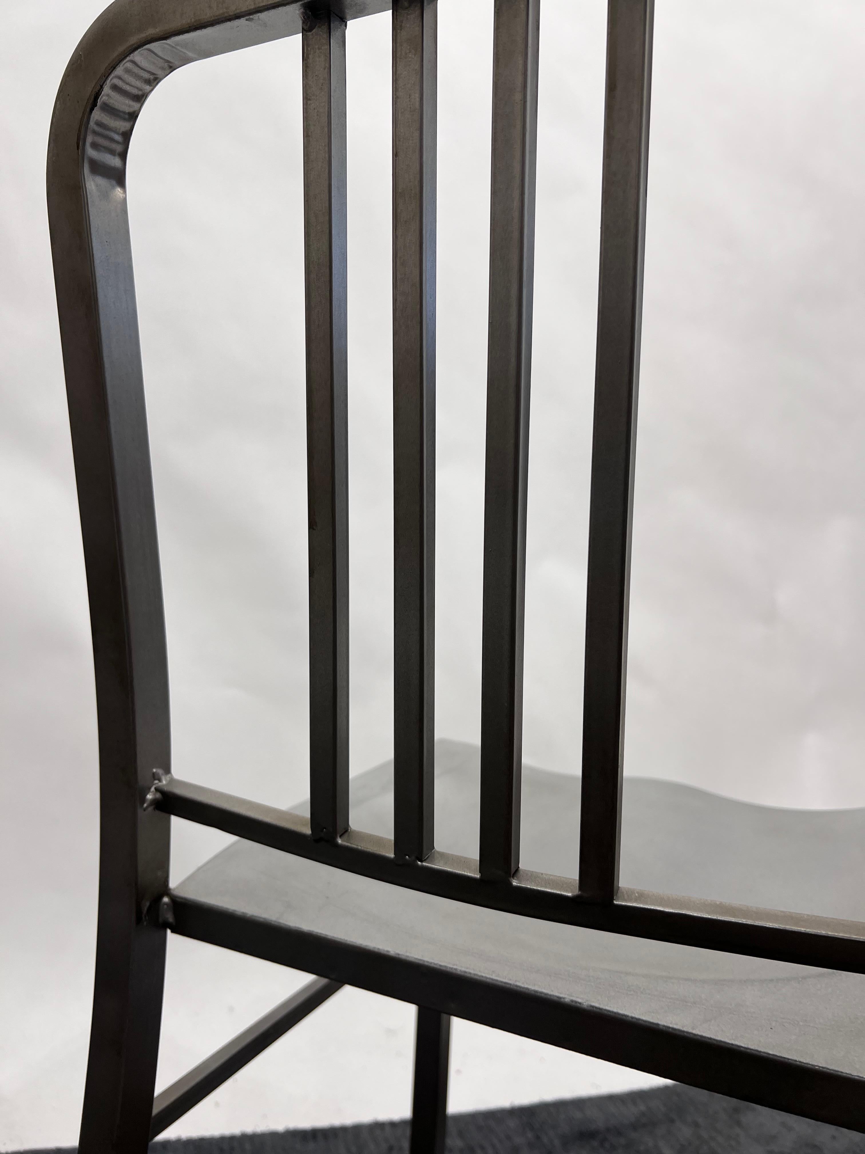 Mid-Century Modern Ensemble de 6 chaises vintage de style Emeco en métal bleu marine en vente