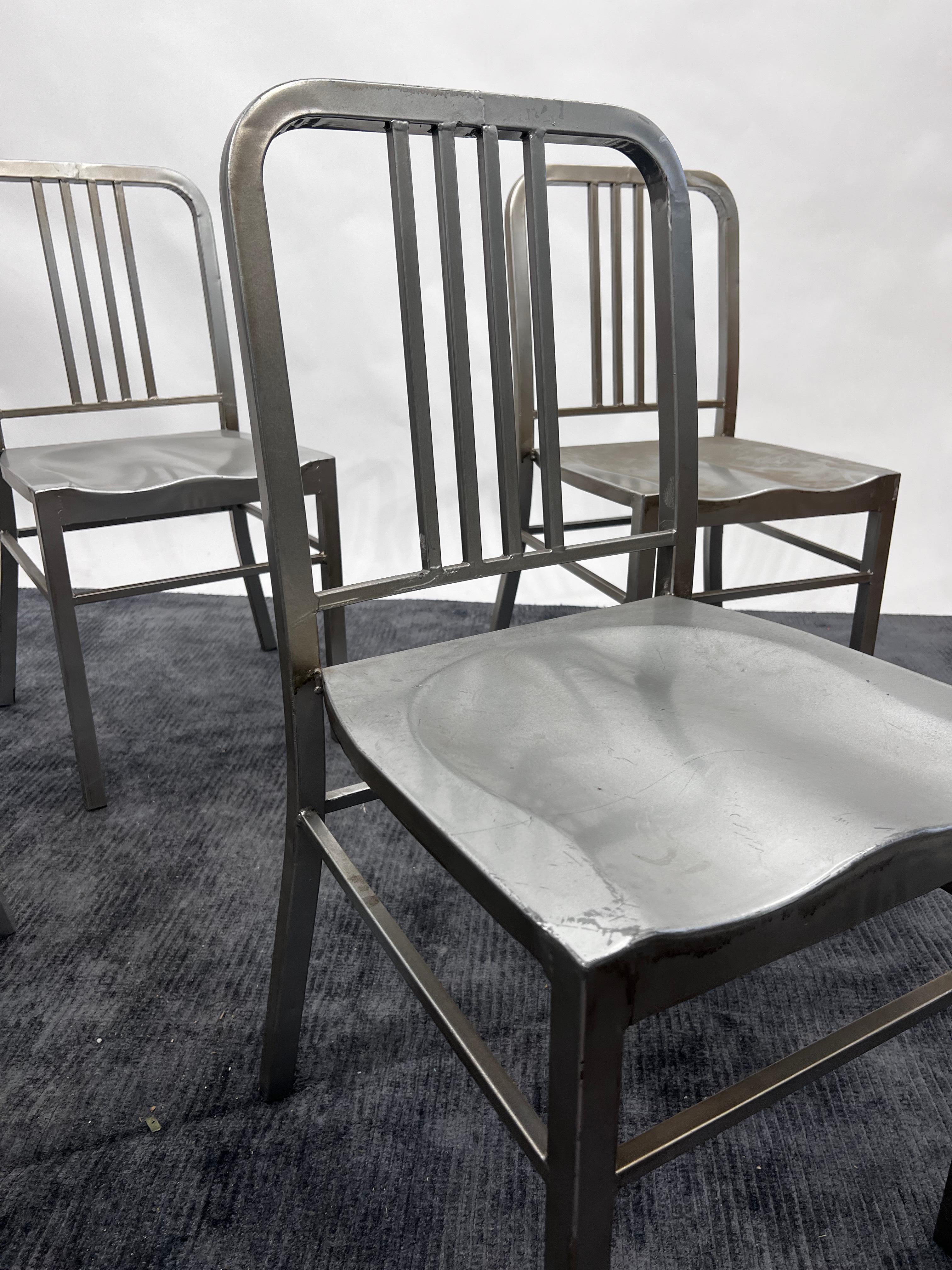 Ensemble de 6 chaises vintage de style Emeco en métal bleu marine Bon état - En vente à Los Angeles, CA